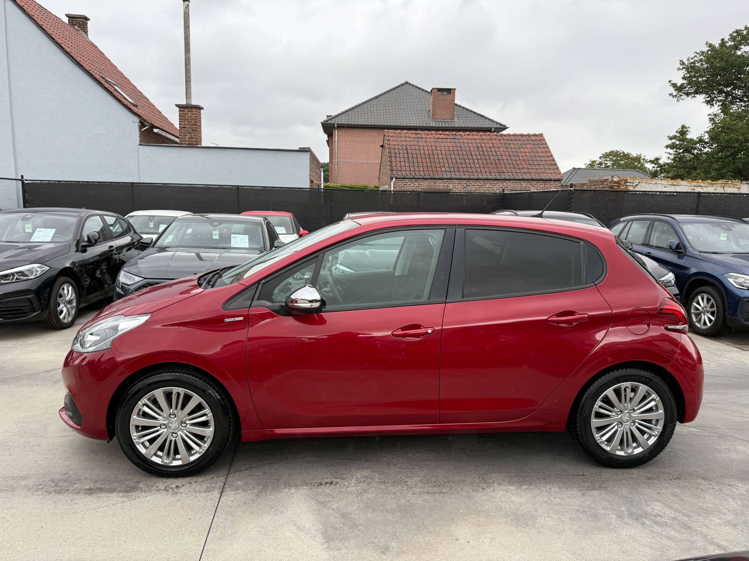 57eb5c81-d206-4366-8a10-c29a1b063f208-peugeot-208-1-2i-5-deurs-navigatie-carplay-led-parkeersensoren-airco-alu-bluetooth.jpg