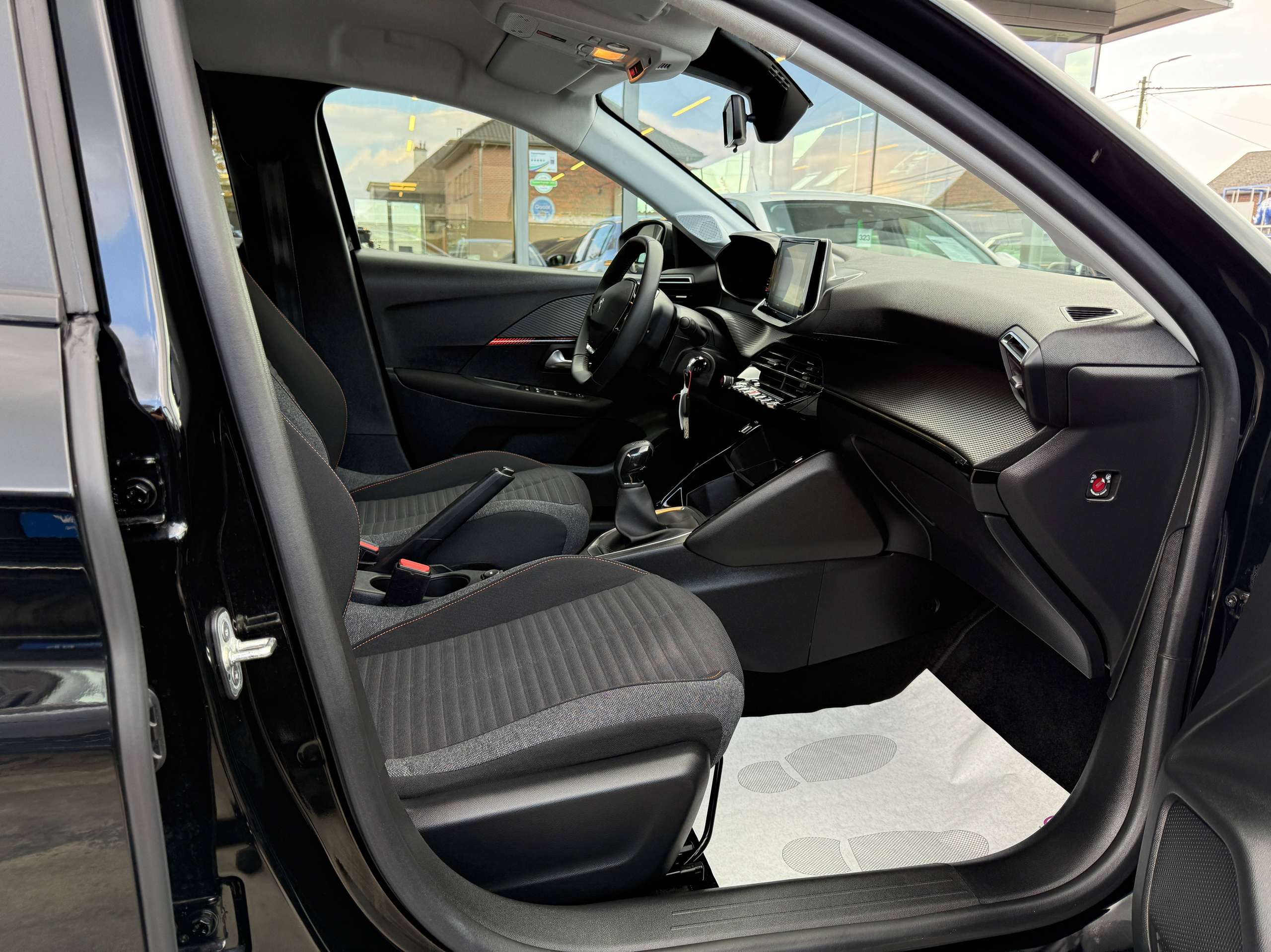 6124cacd-f880-4abe-88f2-b282186fc00826-peugeot-208-1-2i-full-led-navigatie-carplay-alu-bluetooth-pdc.jpg