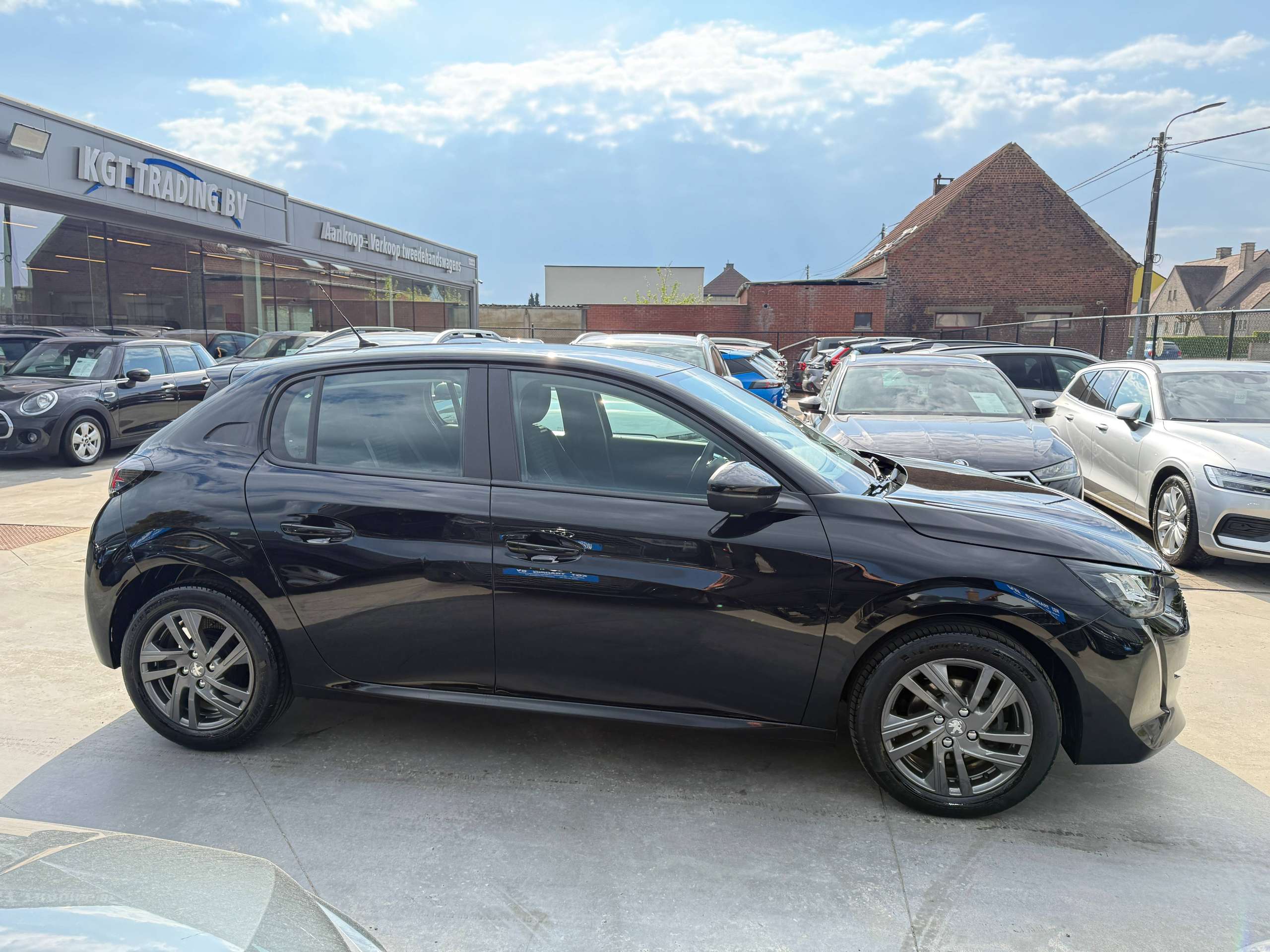 6124cacd-f880-4abe-88f2-b282186fc0084-peugeot-208-1-2i-full-led-navigatie-carplay-alu-bluetooth-pdc.jpg