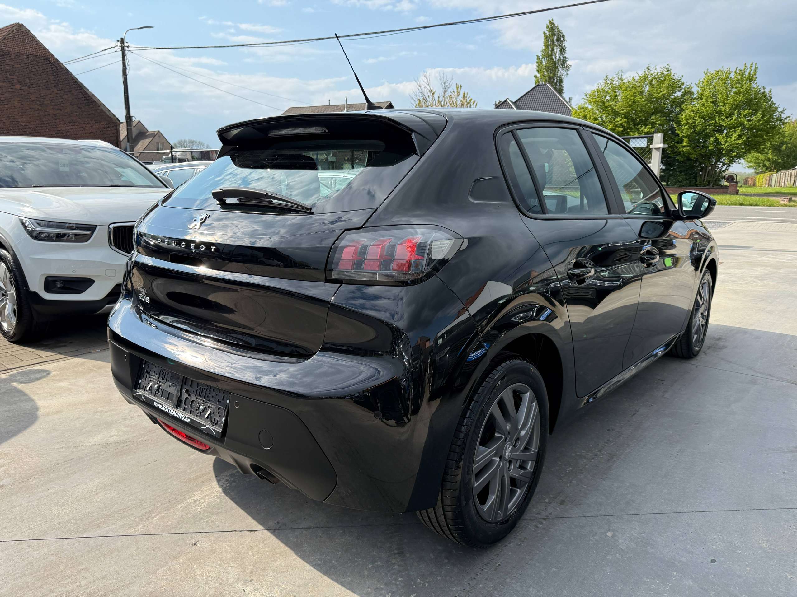 6124cacd-f880-4abe-88f2-b282186fc0085-peugeot-208-1-2i-full-led-navigatie-carplay-alu-bluetooth-pdc.jpg