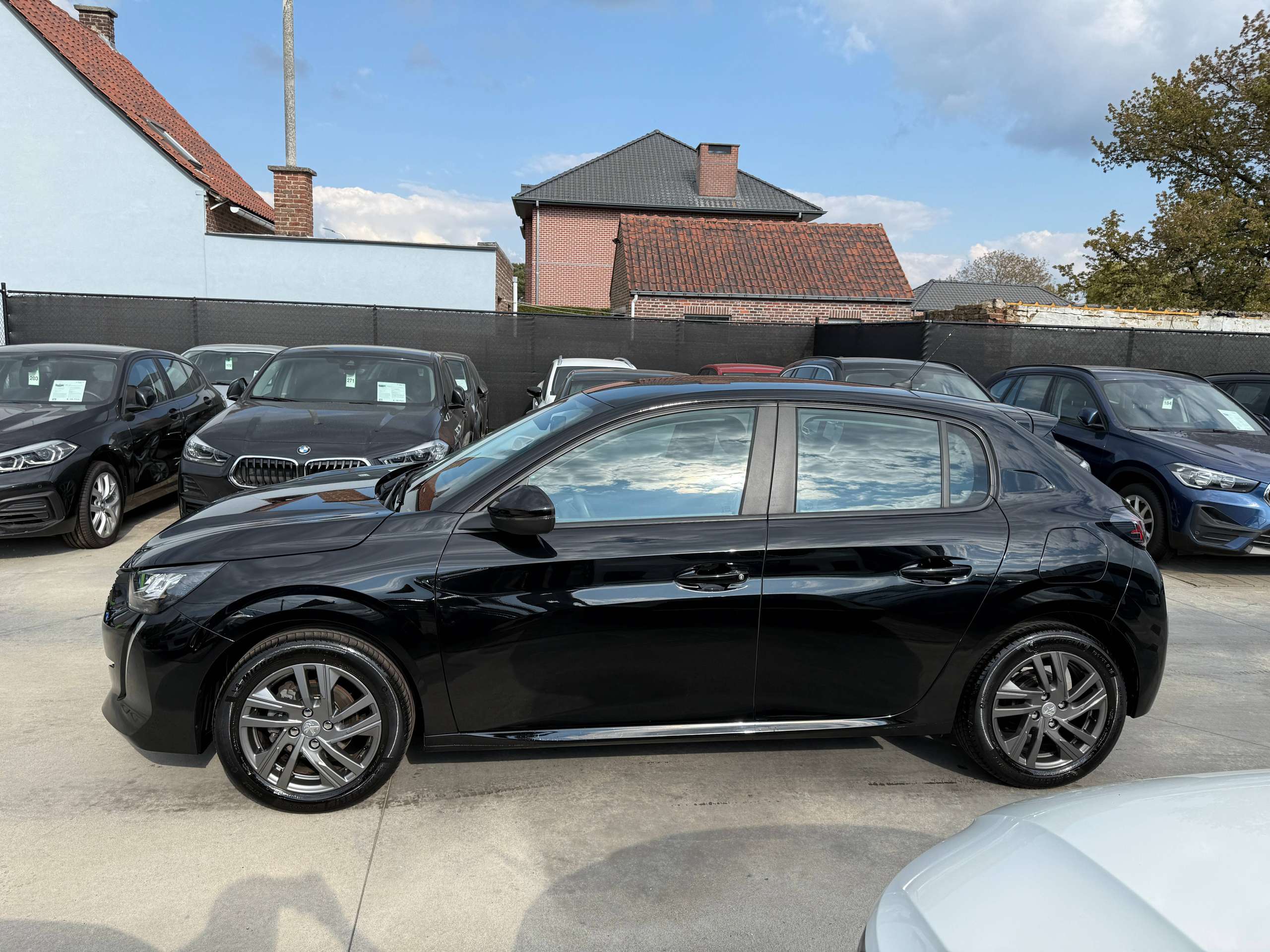 6124cacd-f880-4abe-88f2-b282186fc0088-peugeot-208-1-2i-full-led-navigatie-carplay-alu-bluetooth-pdc.jpg