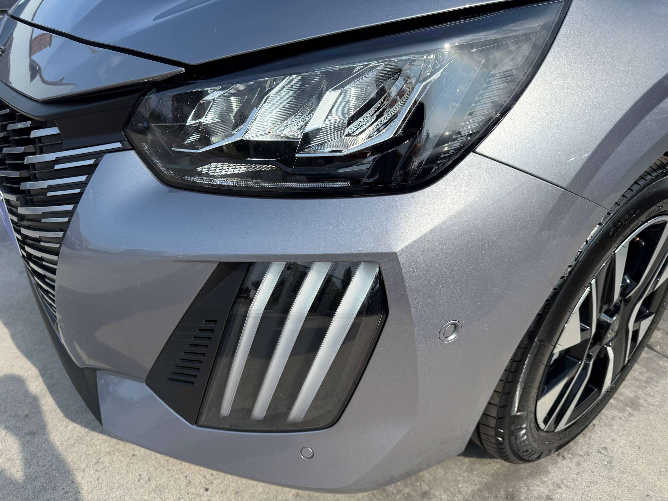 656492aa-7f54-4733-85e9-fd3a8211536911-peugeot-208-1-2i-turbo-360-camera-dode-hoek-navigatie-leder-full-led-carplay.jpg