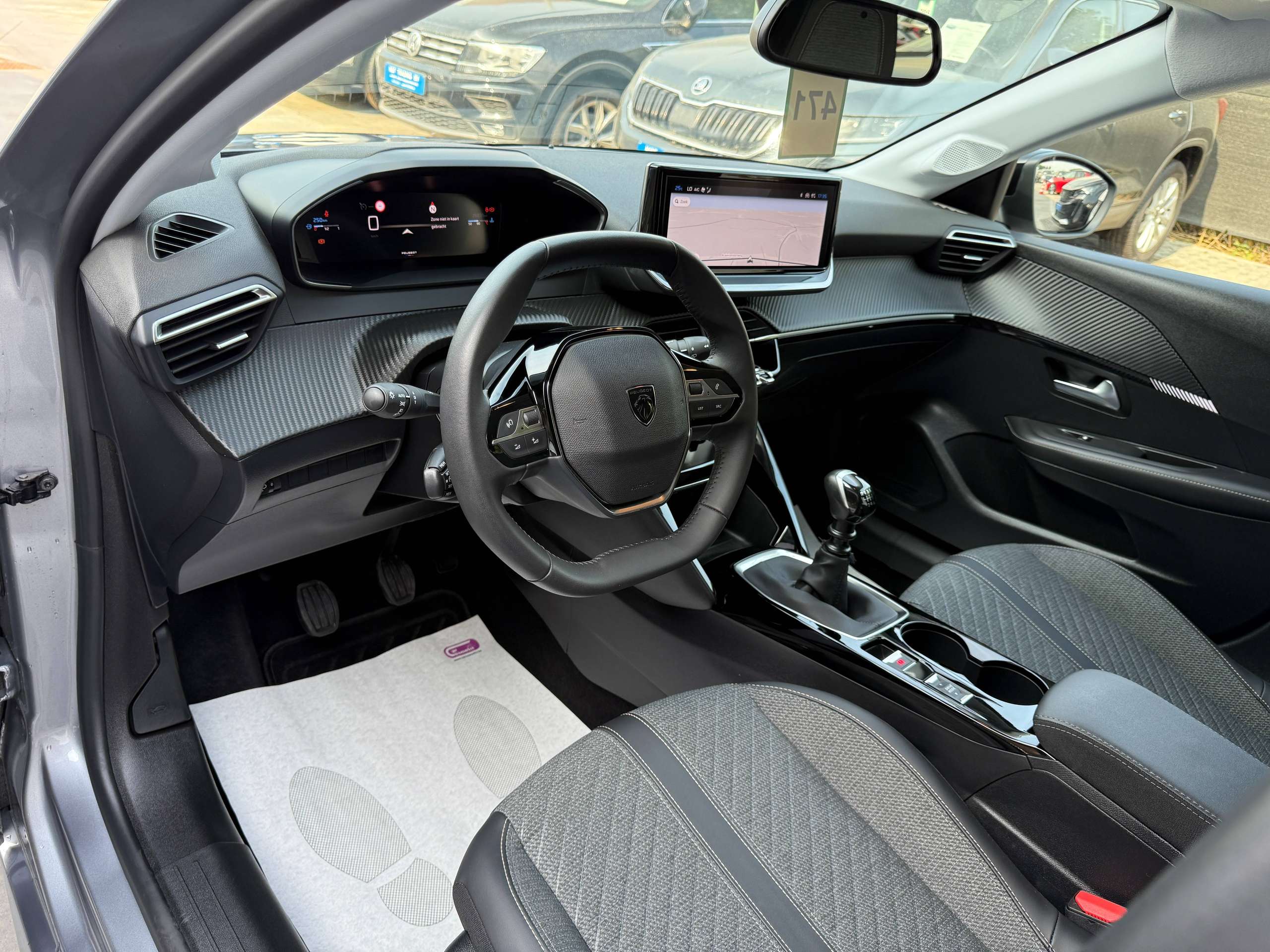 656492aa-7f54-4733-85e9-fd3a8211536914-peugeot-208-1-2i-turbo-360-camera-dode-hoek-navigatie-leder-full-led-carplay.jpg