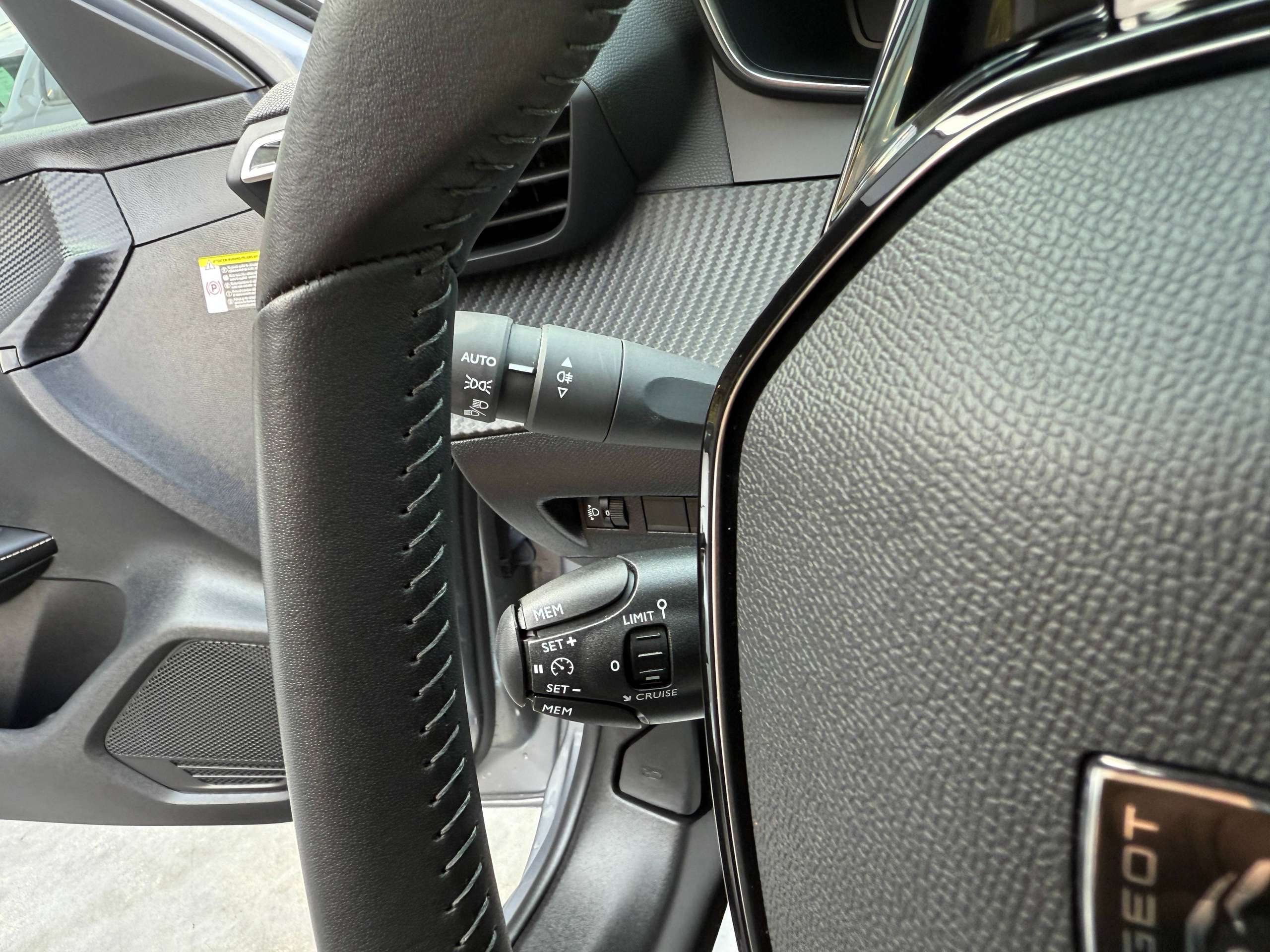 656492aa-7f54-4733-85e9-fd3a8211536918-peugeot-208-1-2i-turbo-360-camera-dode-hoek-navigatie-leder-full-led-carplay.jpg