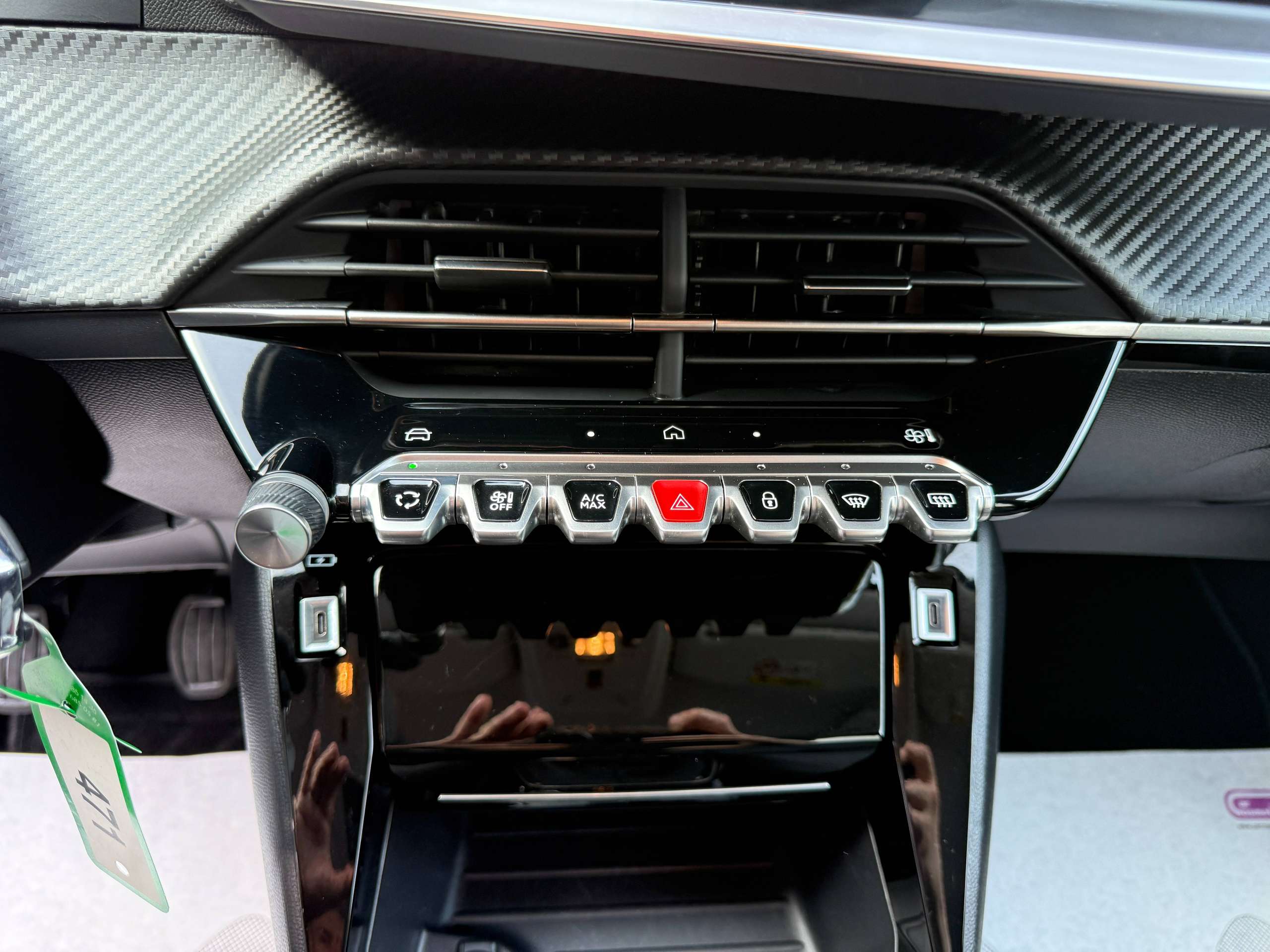 656492aa-7f54-4733-85e9-fd3a8211536921-peugeot-208-1-2i-turbo-360-camera-dode-hoek-navigatie-leder-full-led-carplay.jpg