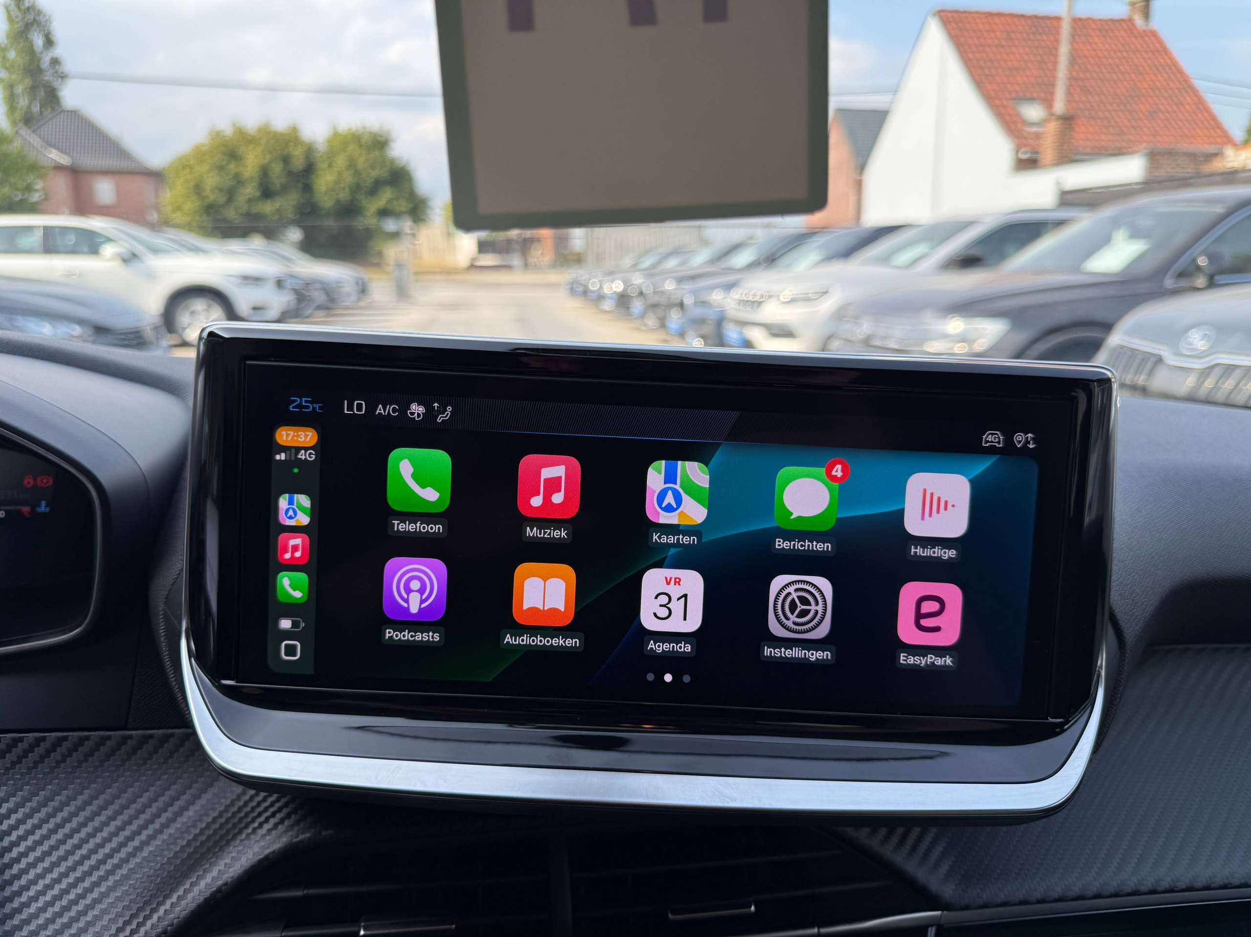 656492aa-7f54-4733-85e9-fd3a8211536924-peugeot-208-1-2i-turbo-360-camera-dode-hoek-navigatie-leder-full-led-carplay.jpg