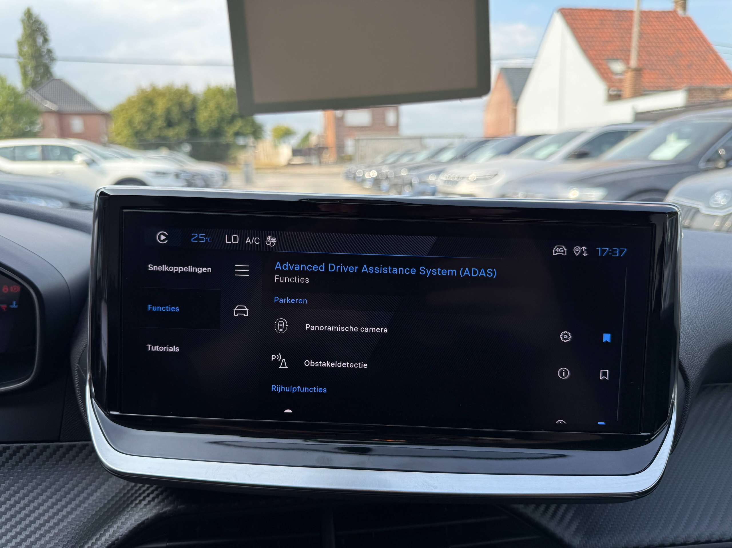 656492aa-7f54-4733-85e9-fd3a8211536928-peugeot-208-1-2i-turbo-360-camera-dode-hoek-navigatie-leder-full-led-carplay.jpg