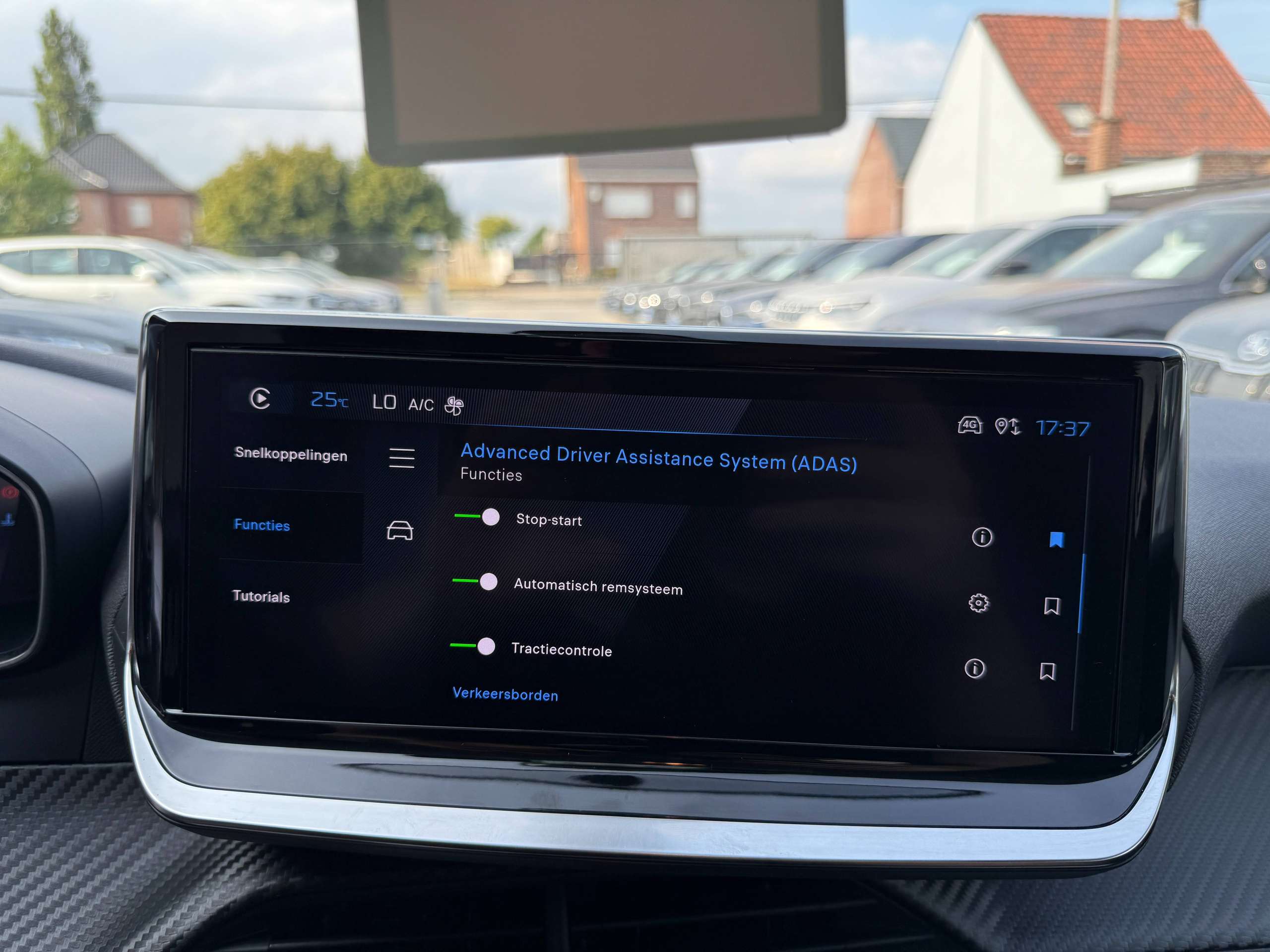 656492aa-7f54-4733-85e9-fd3a8211536930-peugeot-208-1-2i-turbo-360-camera-dode-hoek-navigatie-leder-full-led-carplay.jpg