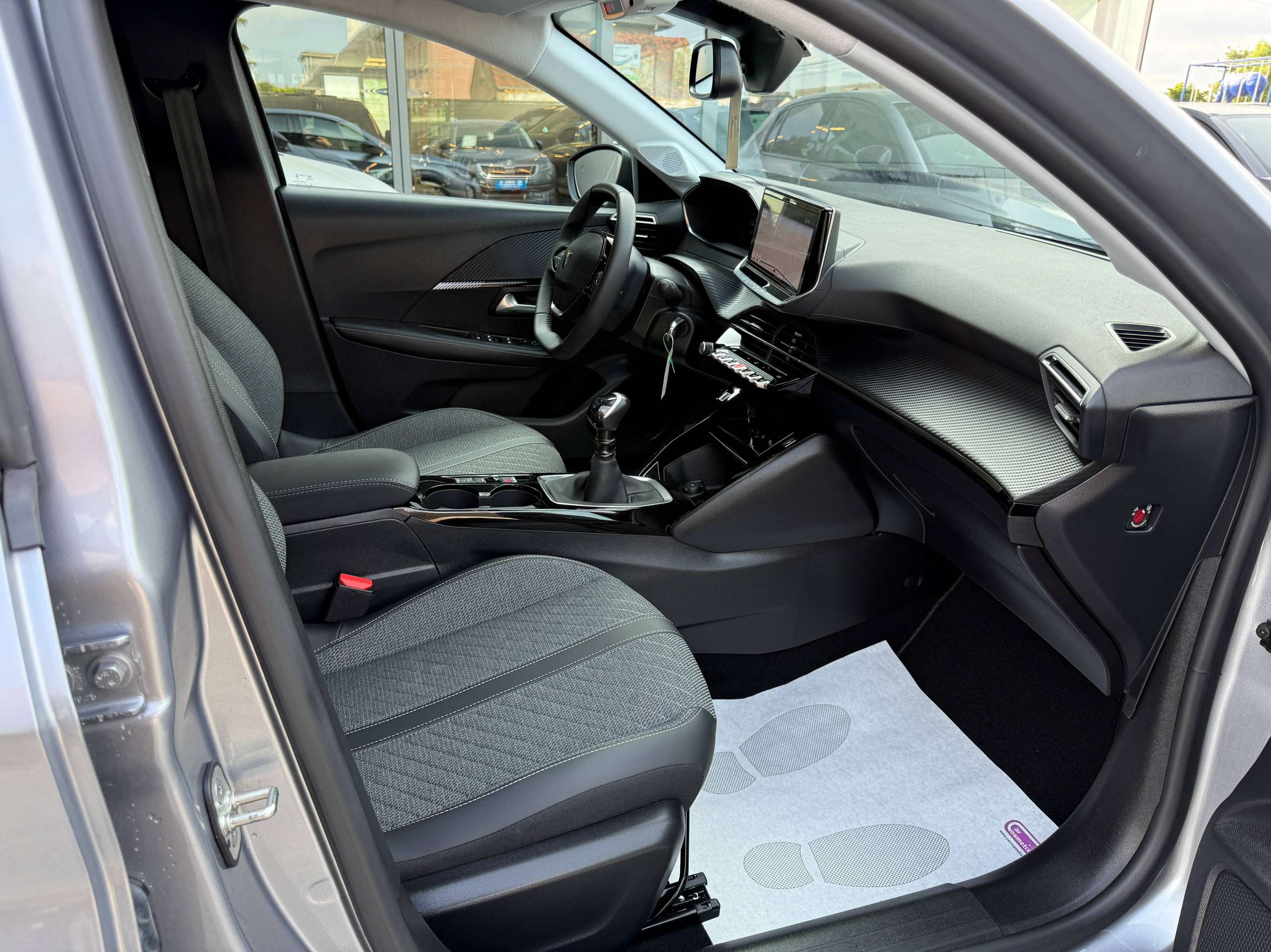 656492aa-7f54-4733-85e9-fd3a8211536932-peugeot-208-1-2i-turbo-360-camera-dode-hoek-navigatie-leder-full-led-carplay.jpg