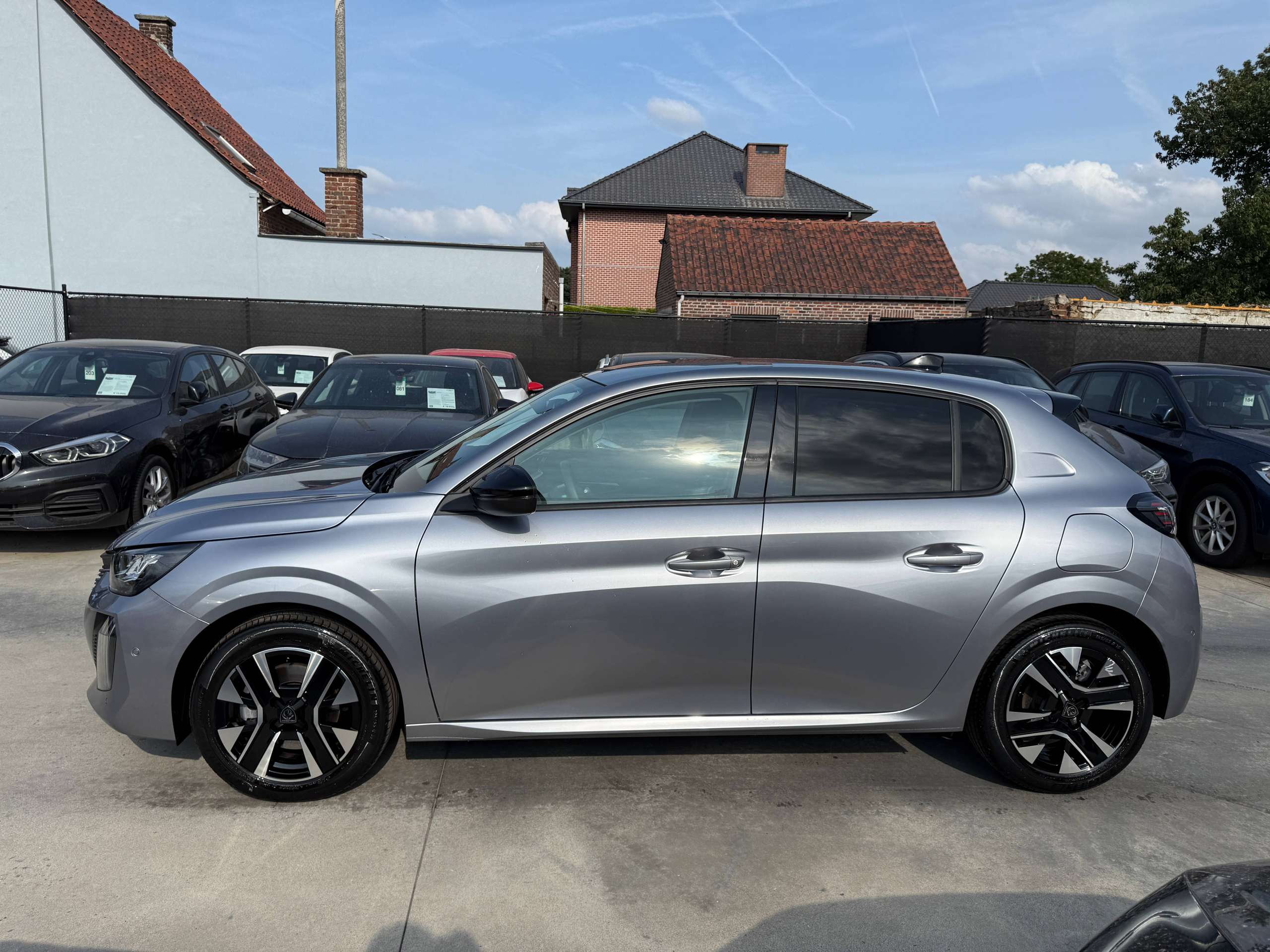 656492aa-7f54-4733-85e9-fd3a821153698-peugeot-208-1-2i-turbo-360-camera-dode-hoek-navigatie-leder-full-led-carplay.jpg