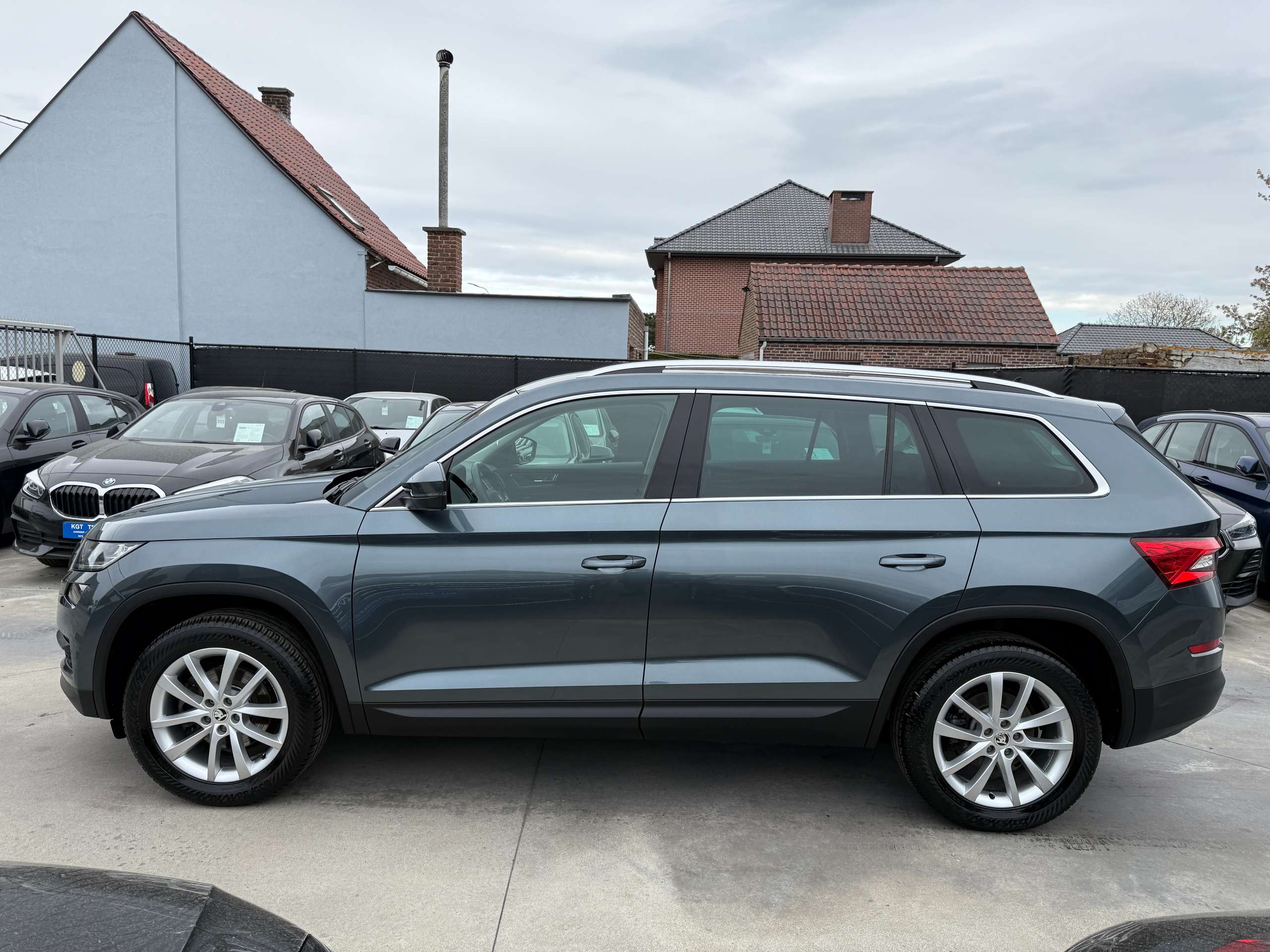 696c9925-aef3-4831-bf7f-8e686c0316878-skoda-kodiaq-1-4-tsi-4x4-navi-leder-camera-xenon-carplay-led.jpg