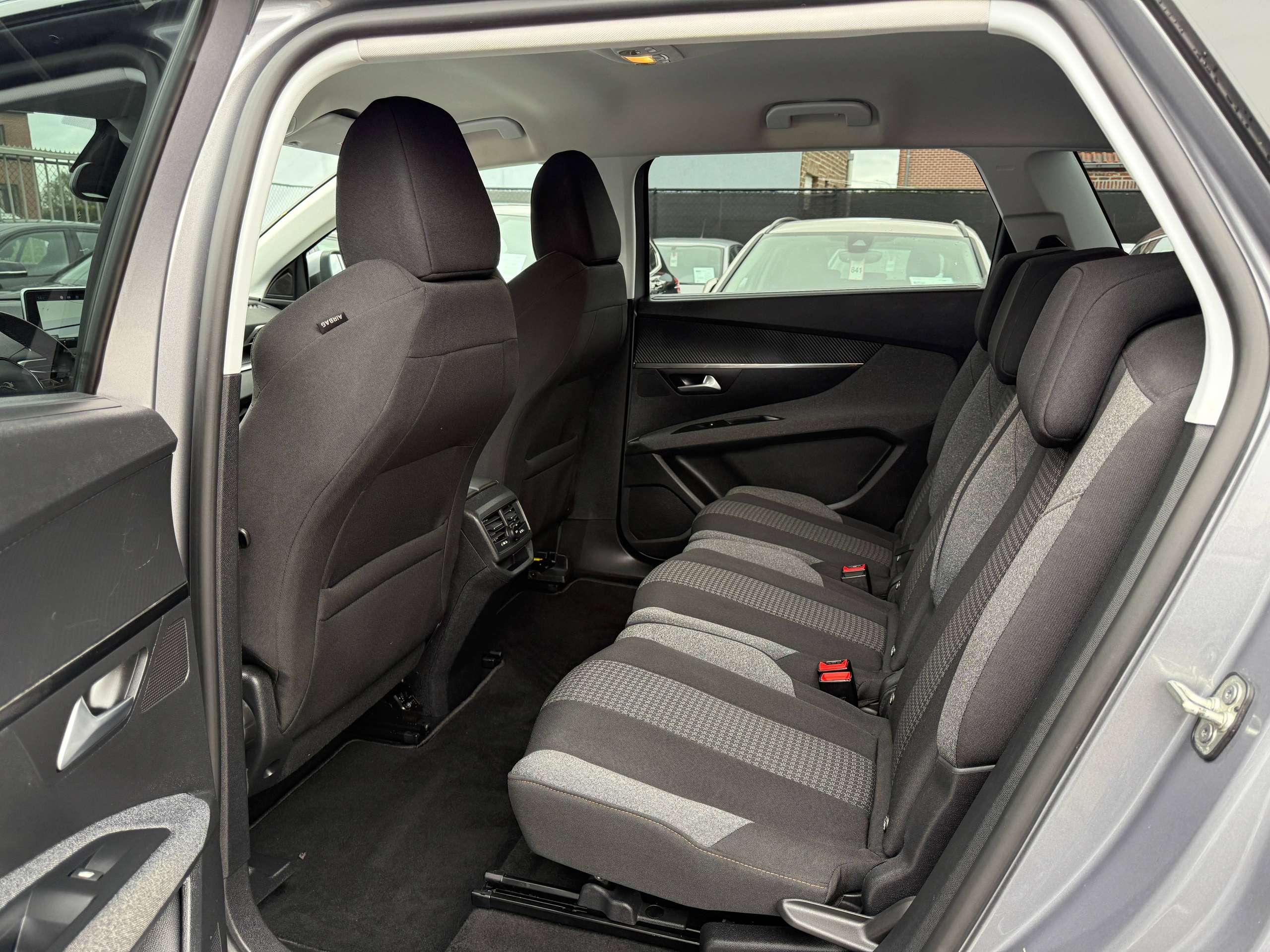 70ffc05a-bbbf-496f-982a-449e7f0ed31513-peugeot-5008-1-2i-130pk-navigatie-camera-carplay-dab-zetelverwa.jpg