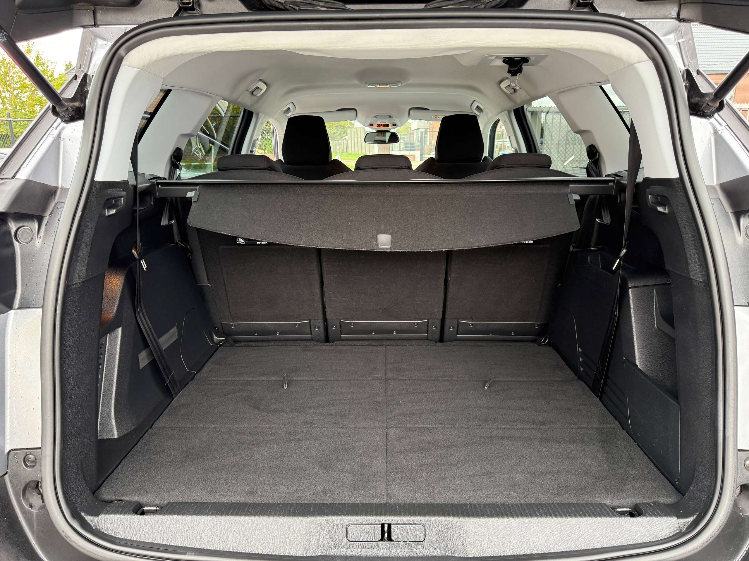 70ffc05a-bbbf-496f-982a-449e7f0ed31514-peugeot-5008-1-2i-130pk-navigatie-camera-carplay-dab-zetelverwa.jpg