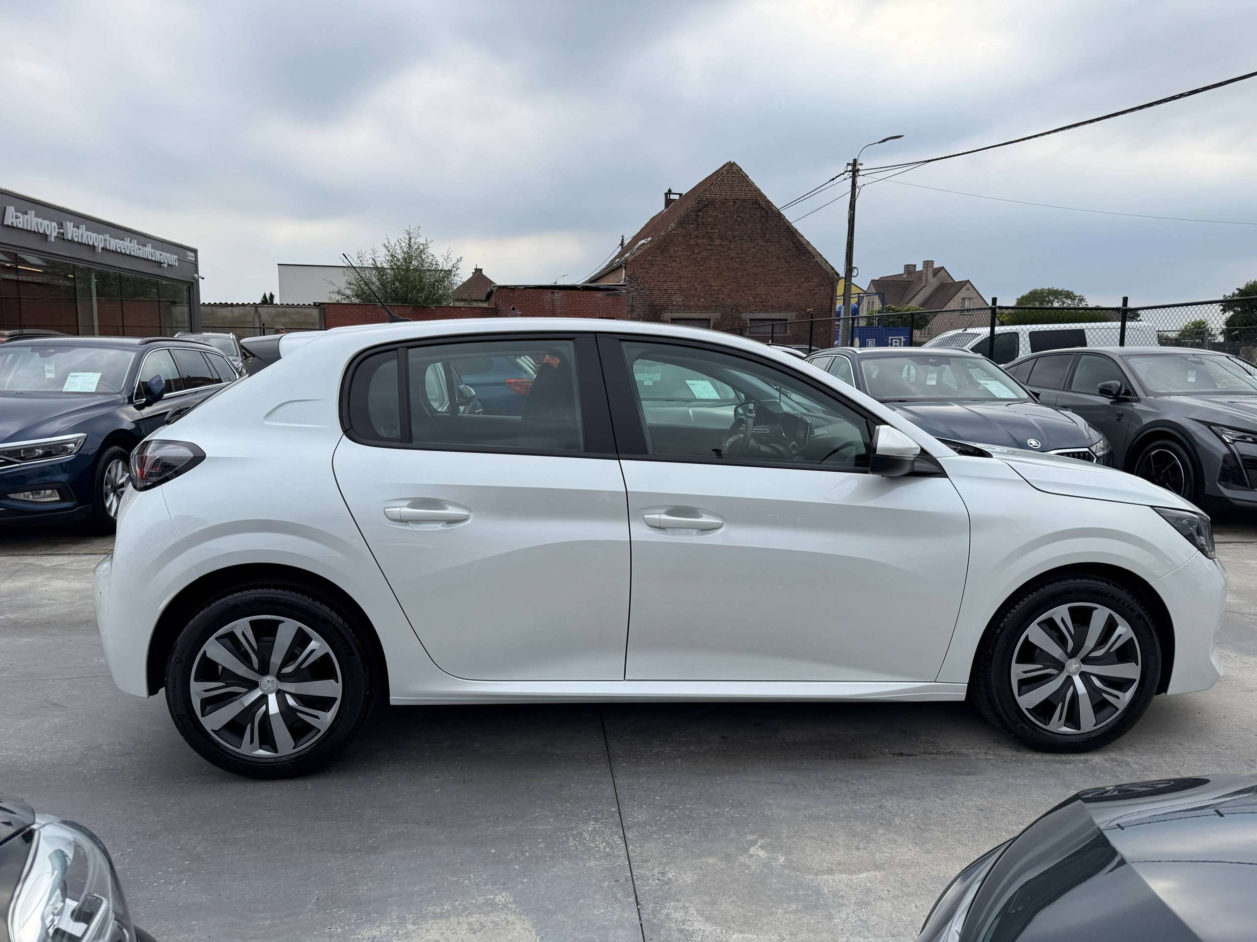 76207594-ba17-485d-ad61-5c06d93415554-peugeot-208-1-2i-full-led-navigatie-carplay-bluetooth-pdc-airco.jpg