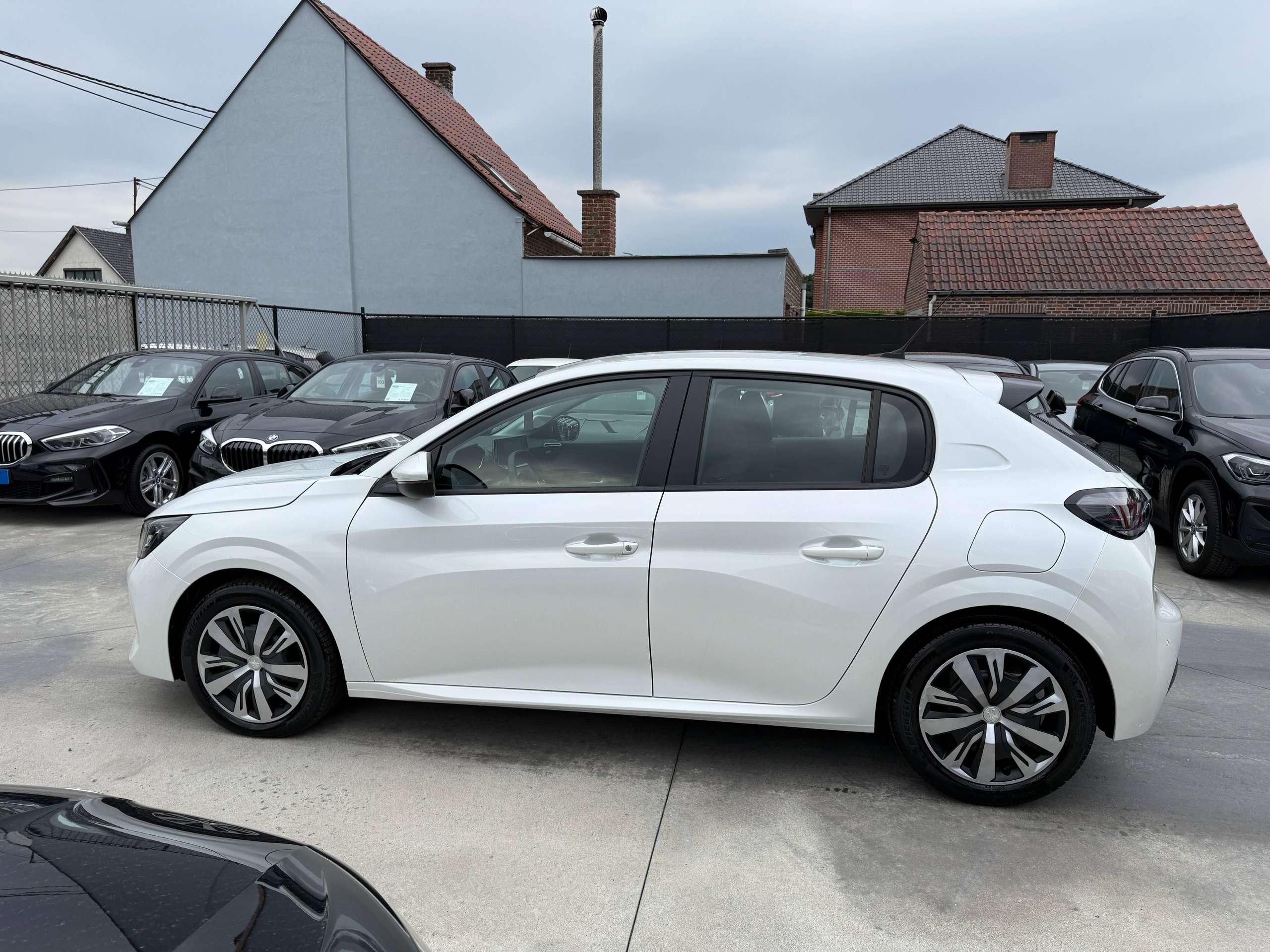 76207594-ba17-485d-ad61-5c06d93415558-peugeot-208-1-2i-full-led-navigatie-carplay-bluetooth-pdc-airco.jpg