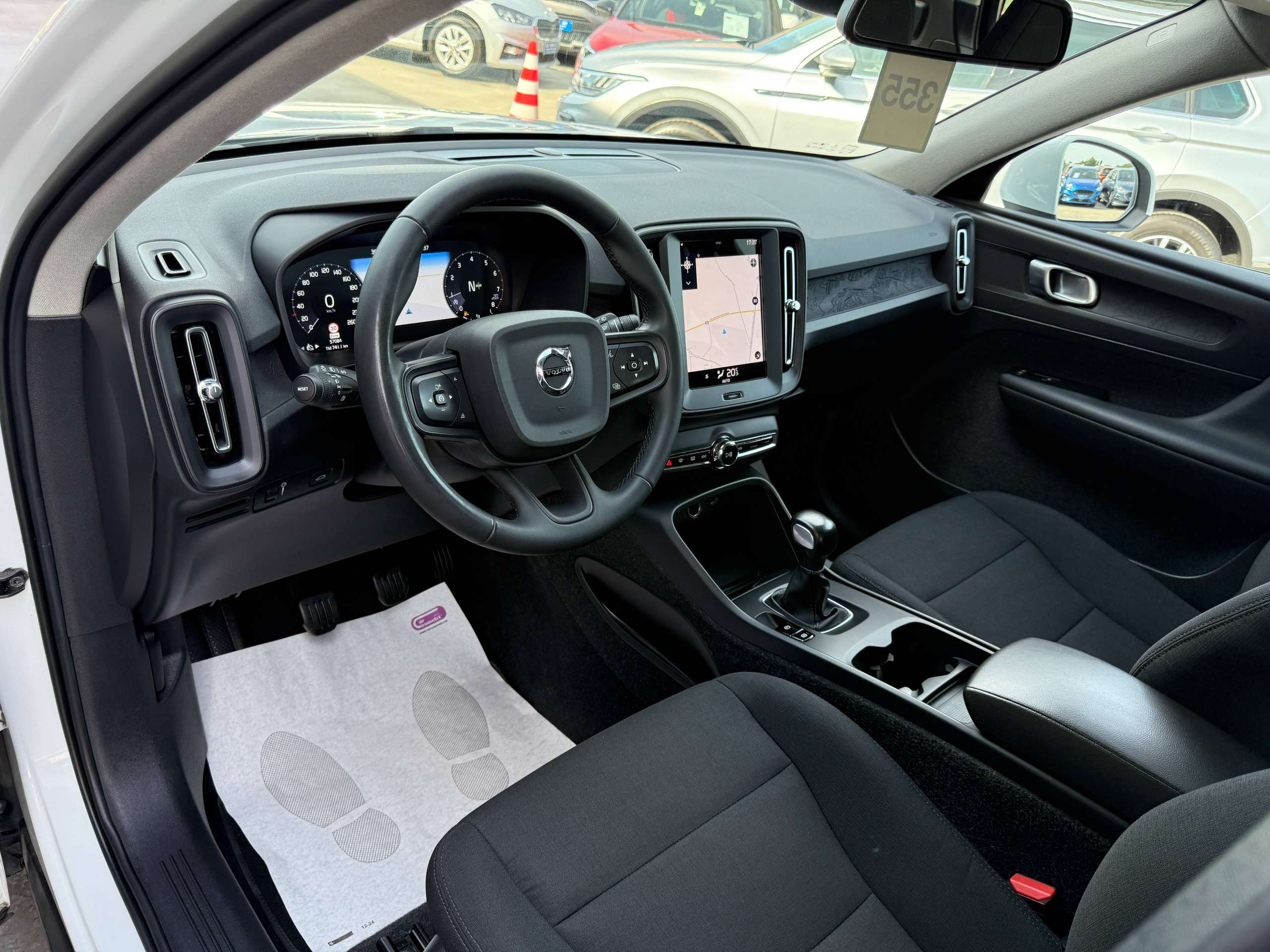 78a486c5-085e-4742-8d24-0cc30cf4e22c14-volvo-xc40-1-5-t2-129pk-navigatie-full-led-bluetooth-dab-pdc-carpass.jpg