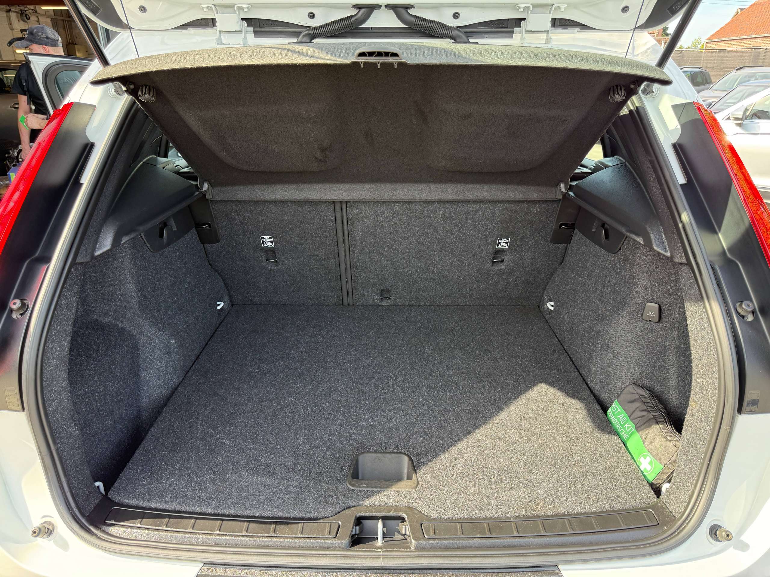78a486c5-085e-4742-8d24-0cc30cf4e22c16-volvo-xc40-1-5-t2-129pk-navigatie-full-led-bluetooth-dab-pdc-carpass.jpg