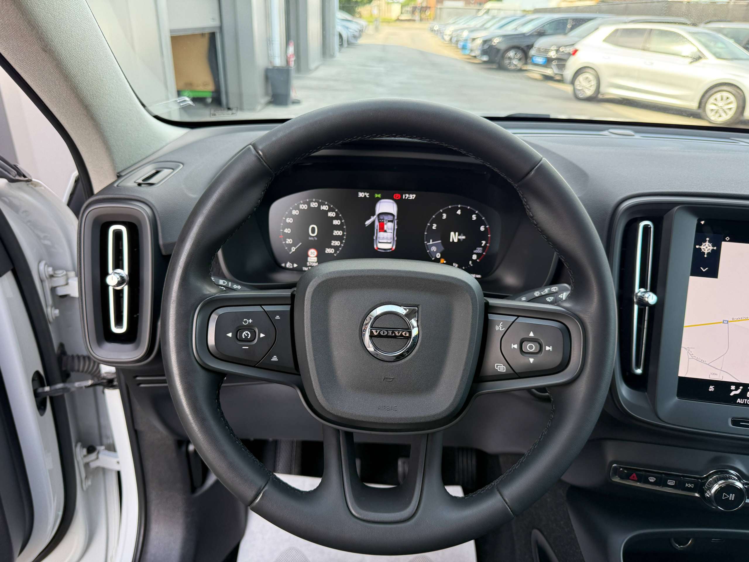 78a486c5-085e-4742-8d24-0cc30cf4e22c17-volvo-xc40-1-5-t2-129pk-navigatie-full-led-bluetooth-dab-pdc-carpass.jpg