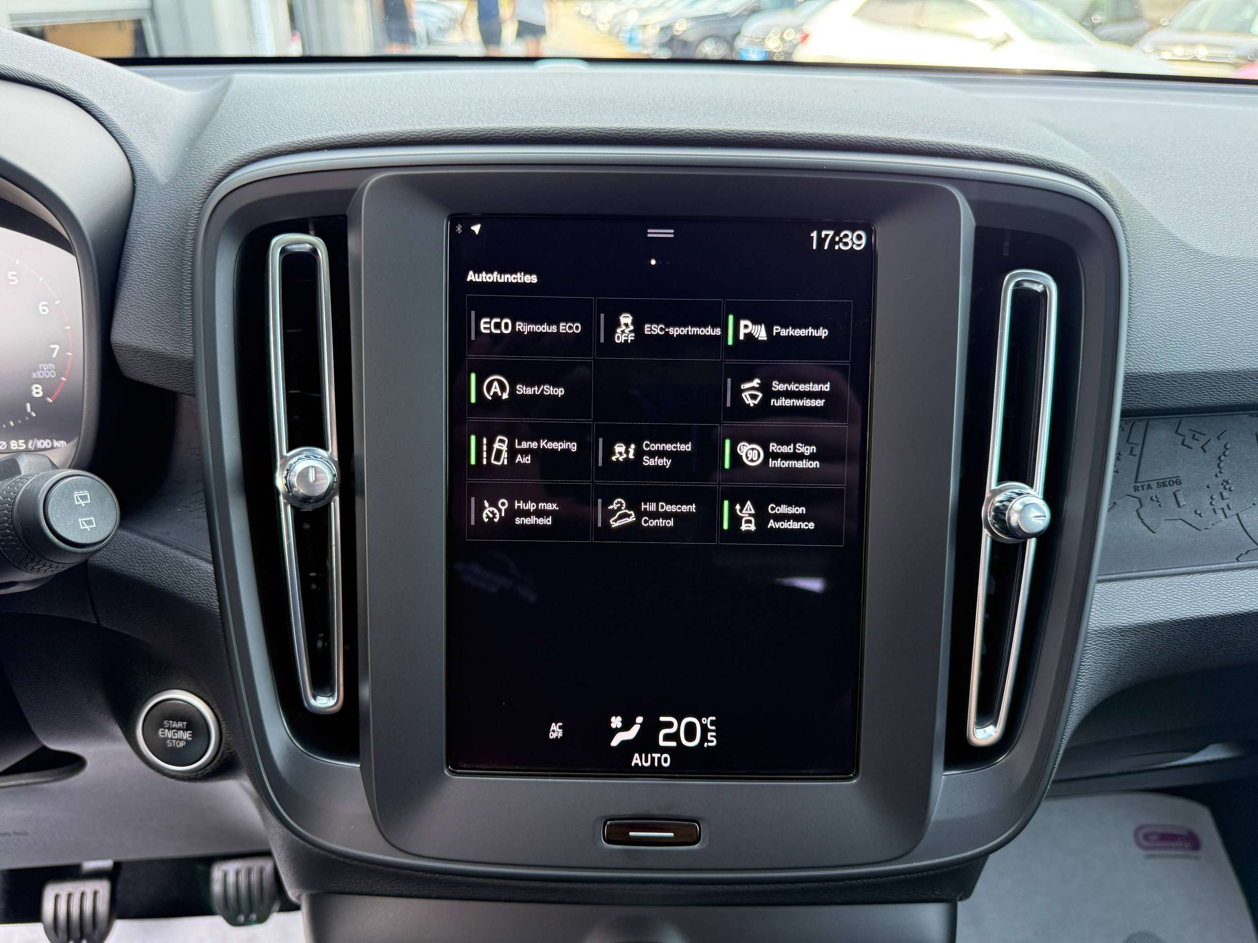 78a486c5-085e-4742-8d24-0cc30cf4e22c20-volvo-xc40-1-5-t2-129pk-navigatie-full-led-bluetooth-dab-pdc-carpass.jpg