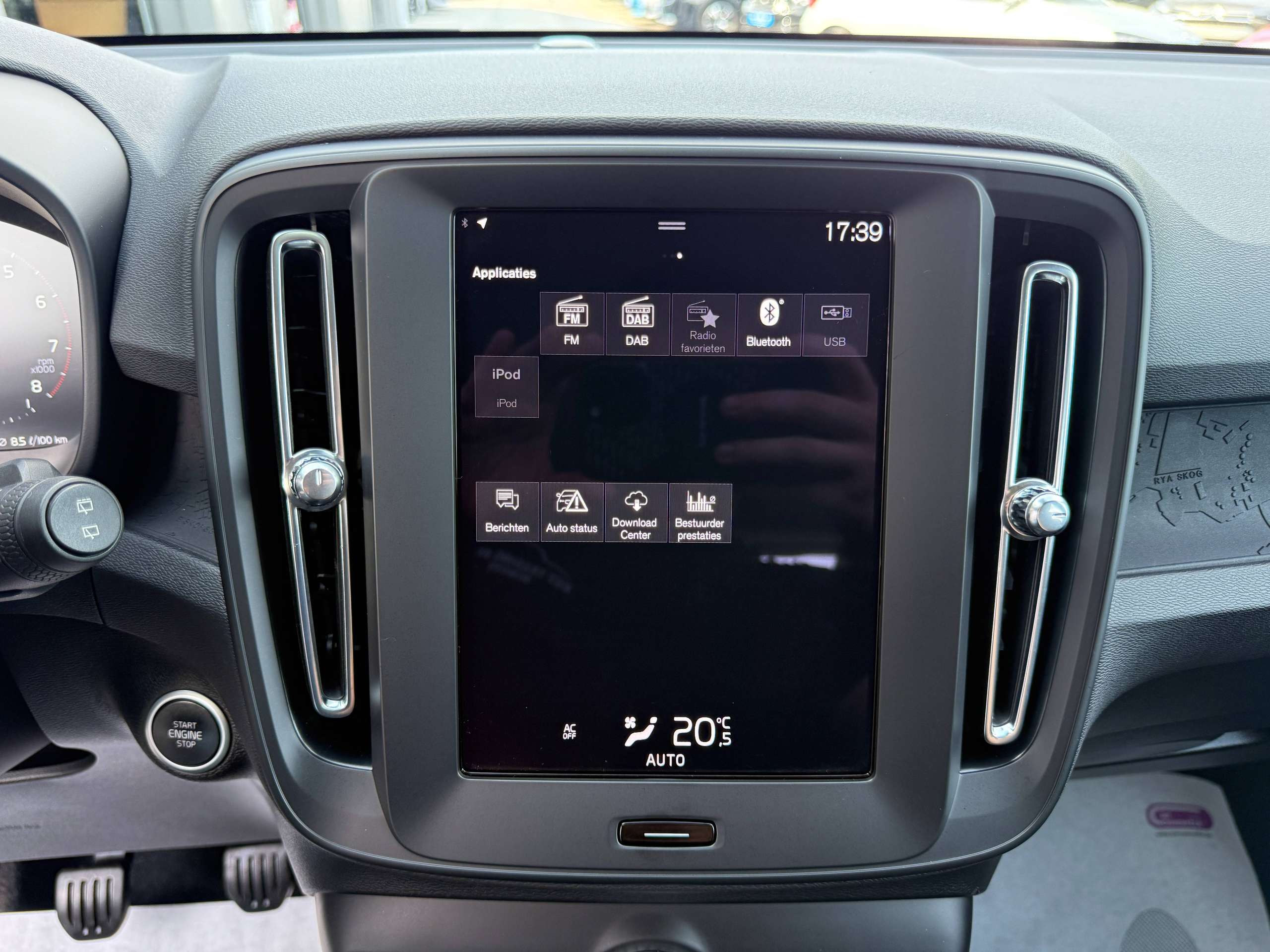 78a486c5-085e-4742-8d24-0cc30cf4e22c21-volvo-xc40-1-5-t2-129pk-navigatie-full-led-bluetooth-dab-pdc-carpass.jpg