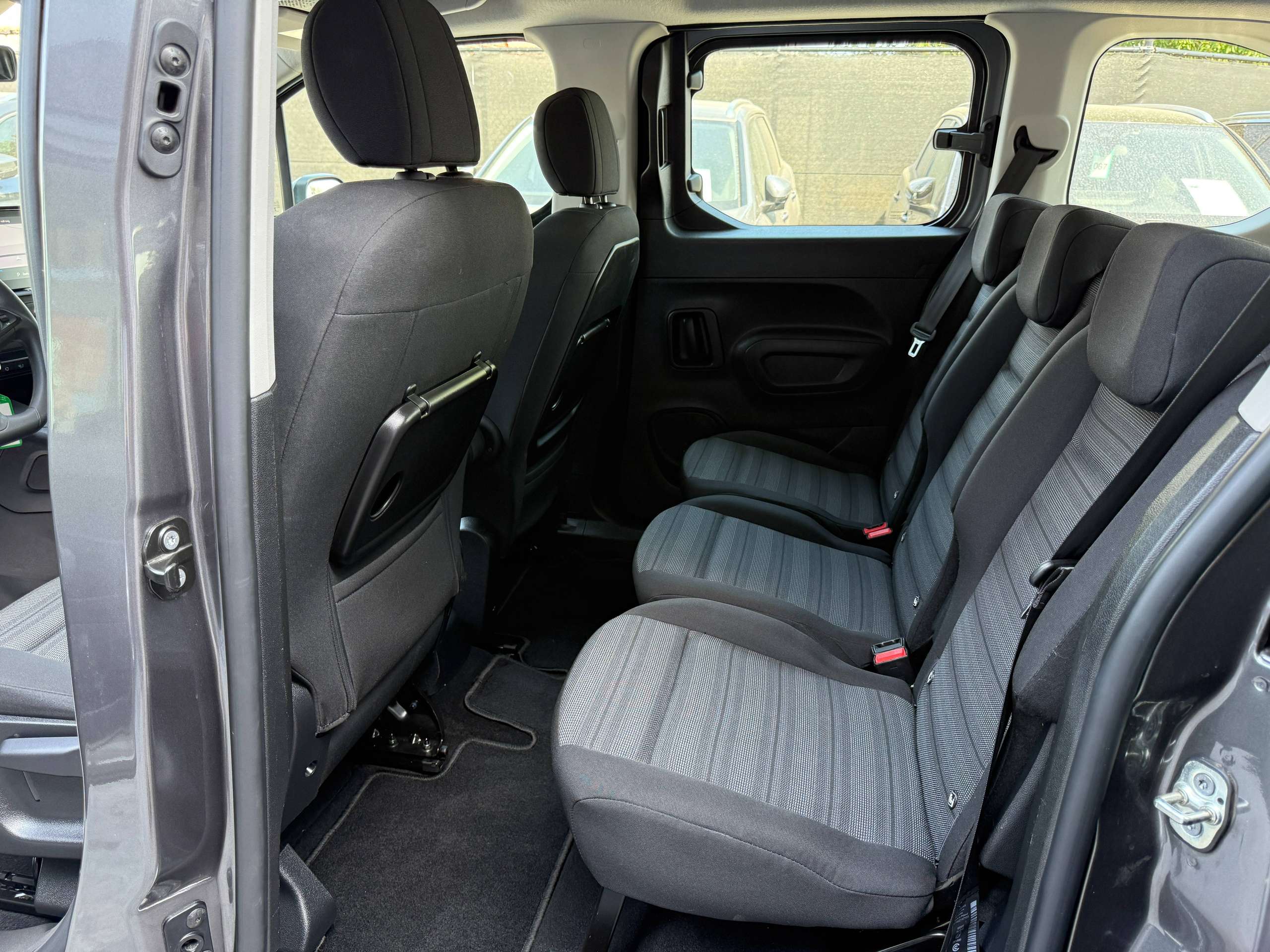 78b4767d-6155-4896-bfc5-9e6ae98dfeb515-opel-combo-life-1-2i-110pk-5-zit-navigatie-camera-carplay-pdc-dab-trekhaak-airco.jpg