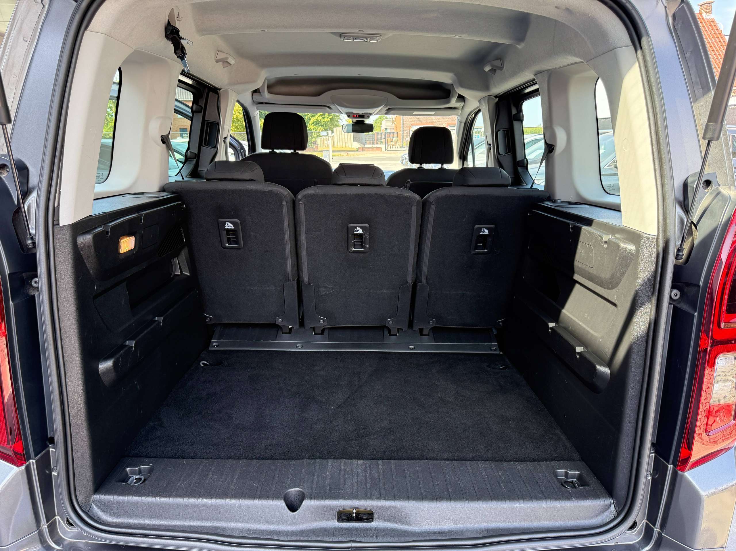 78b4767d-6155-4896-bfc5-9e6ae98dfeb516-opel-combo-life-1-2i-110pk-5-zit-navigatie-camera-carplay-pdc-dab-trekhaak-airco.jpg