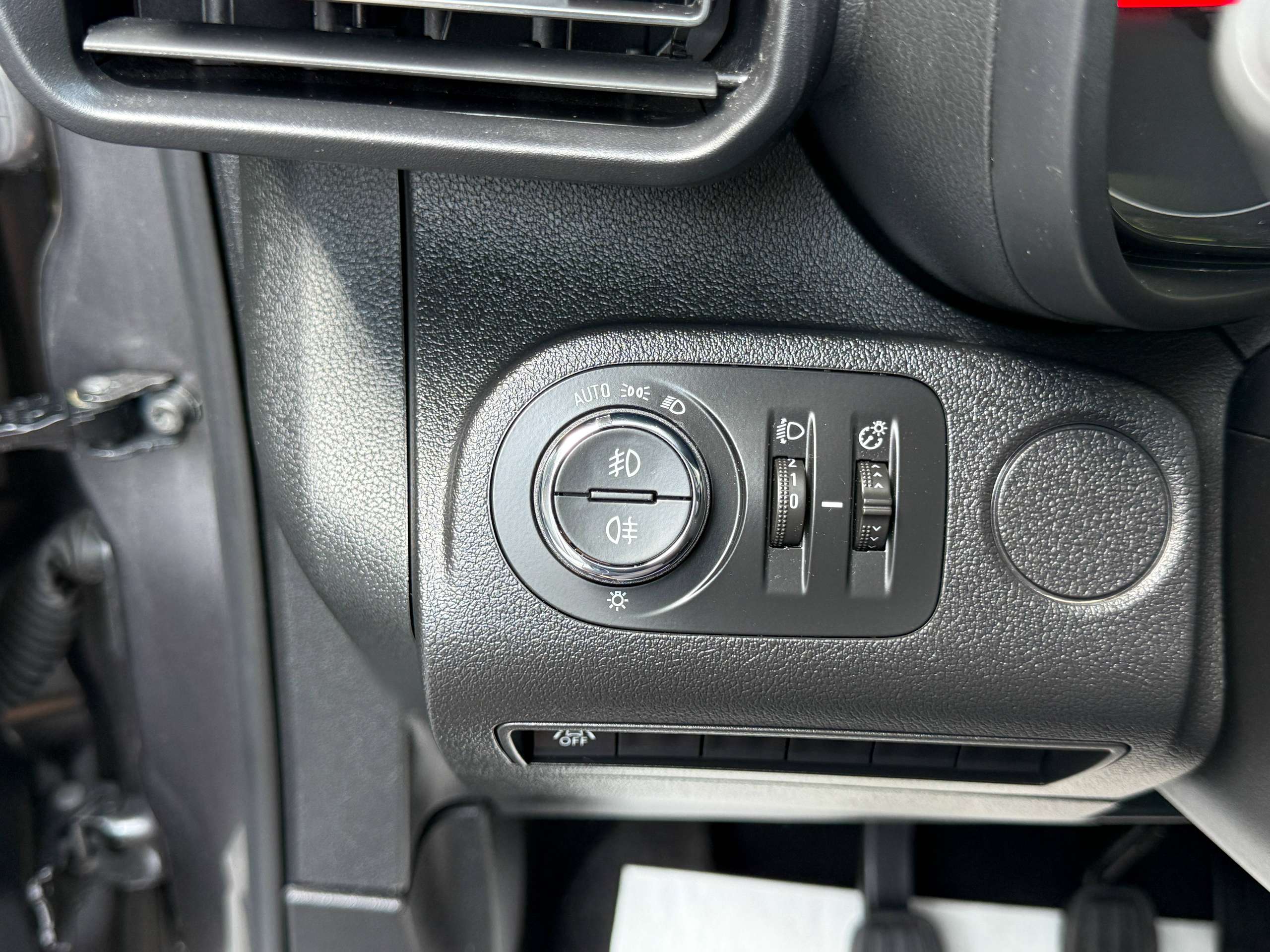 78b4767d-6155-4896-bfc5-9e6ae98dfeb517-opel-combo-life-1-2i-110pk-5-zit-navigatie-camera-carplay-pdc-dab-trekhaak-airco.jpg