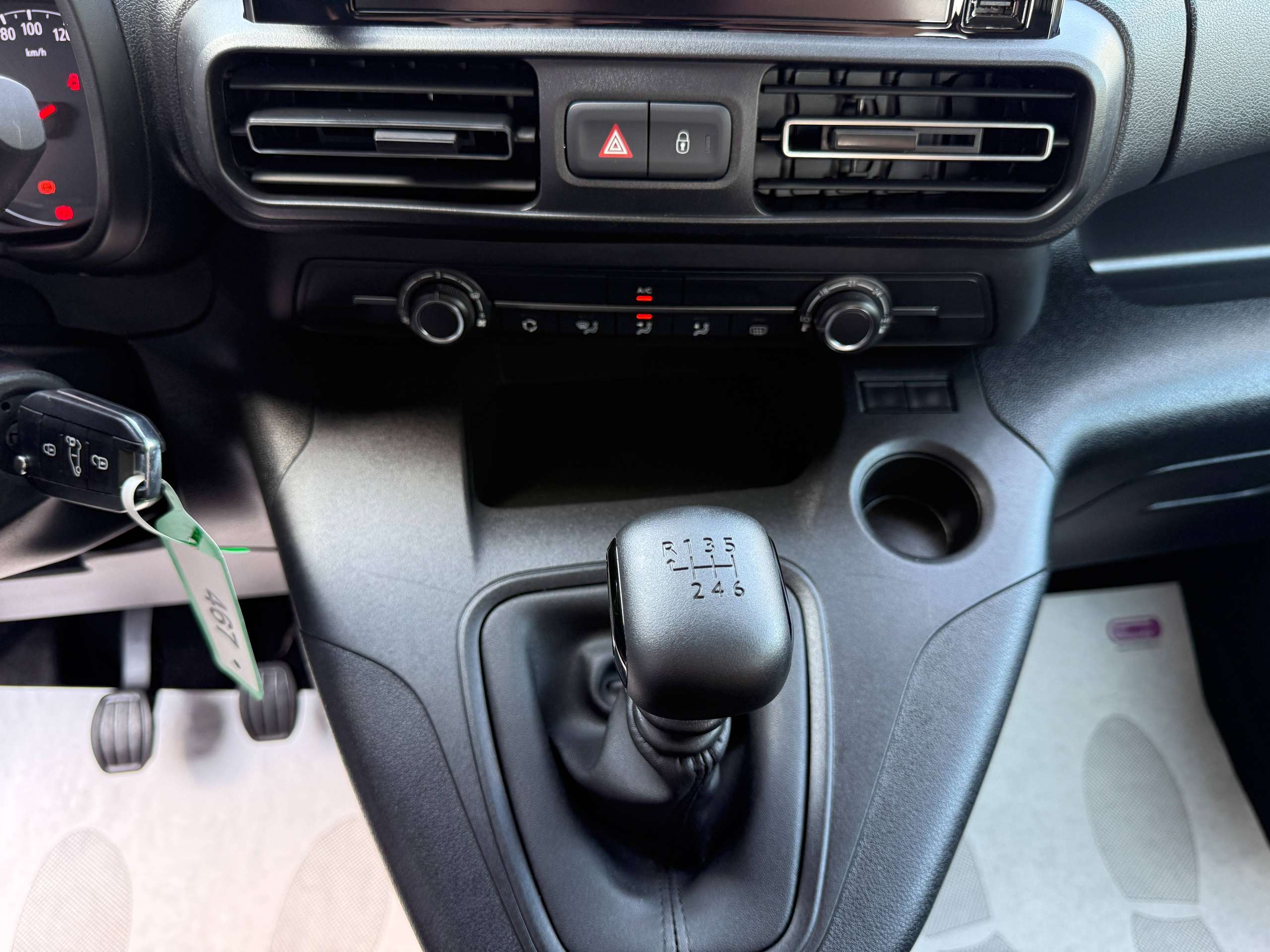 78b4767d-6155-4896-bfc5-9e6ae98dfeb521-opel-combo-life-1-2i-110pk-5-zit-navigatie-camera-carplay-pdc-dab-trekhaak-airco.jpg