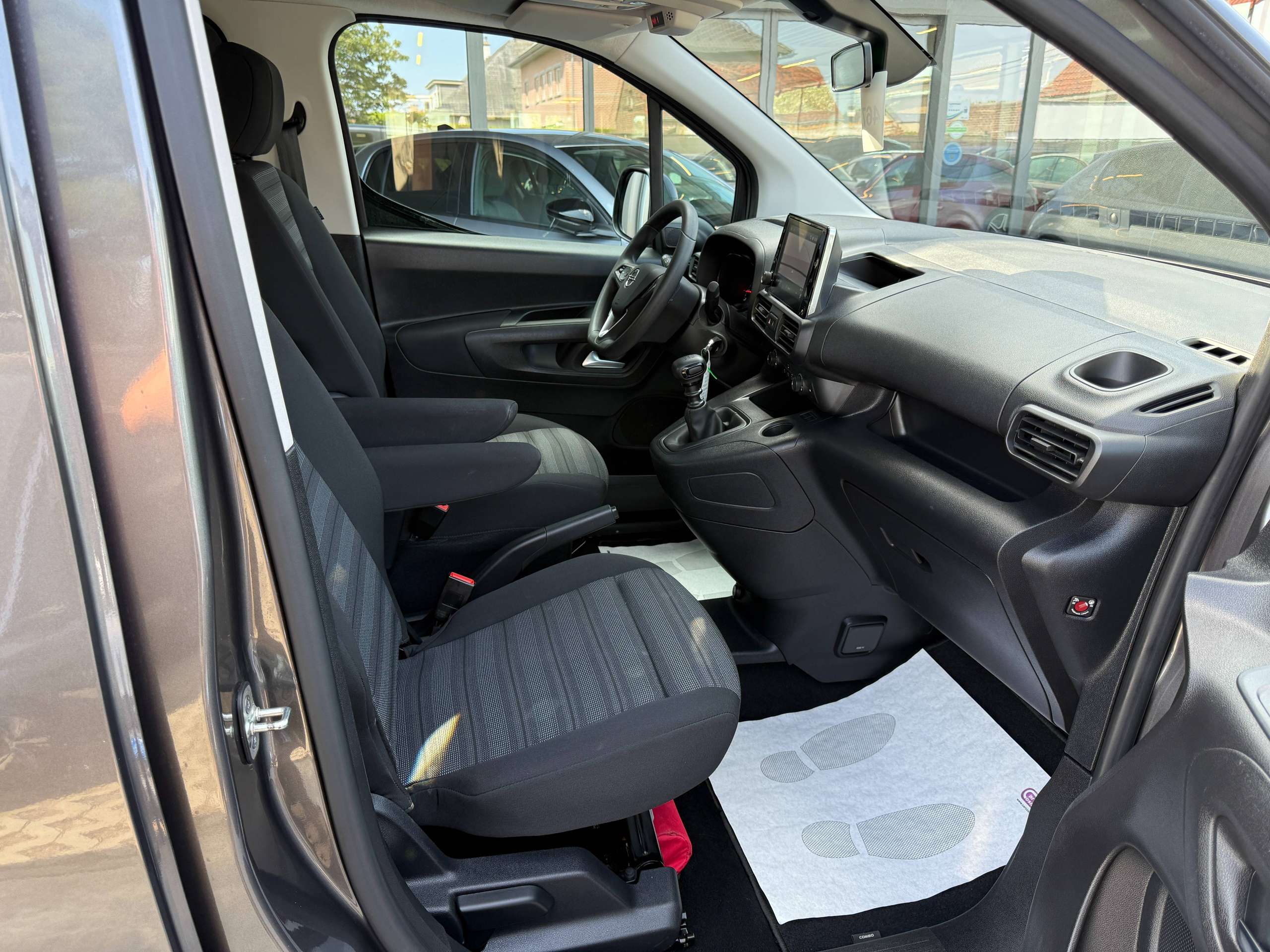 78b4767d-6155-4896-bfc5-9e6ae98dfeb528-opel-combo-life-1-2i-110pk-5-zit-navigatie-camera-carplay-pdc-dab-trekhaak-airco.jpg
