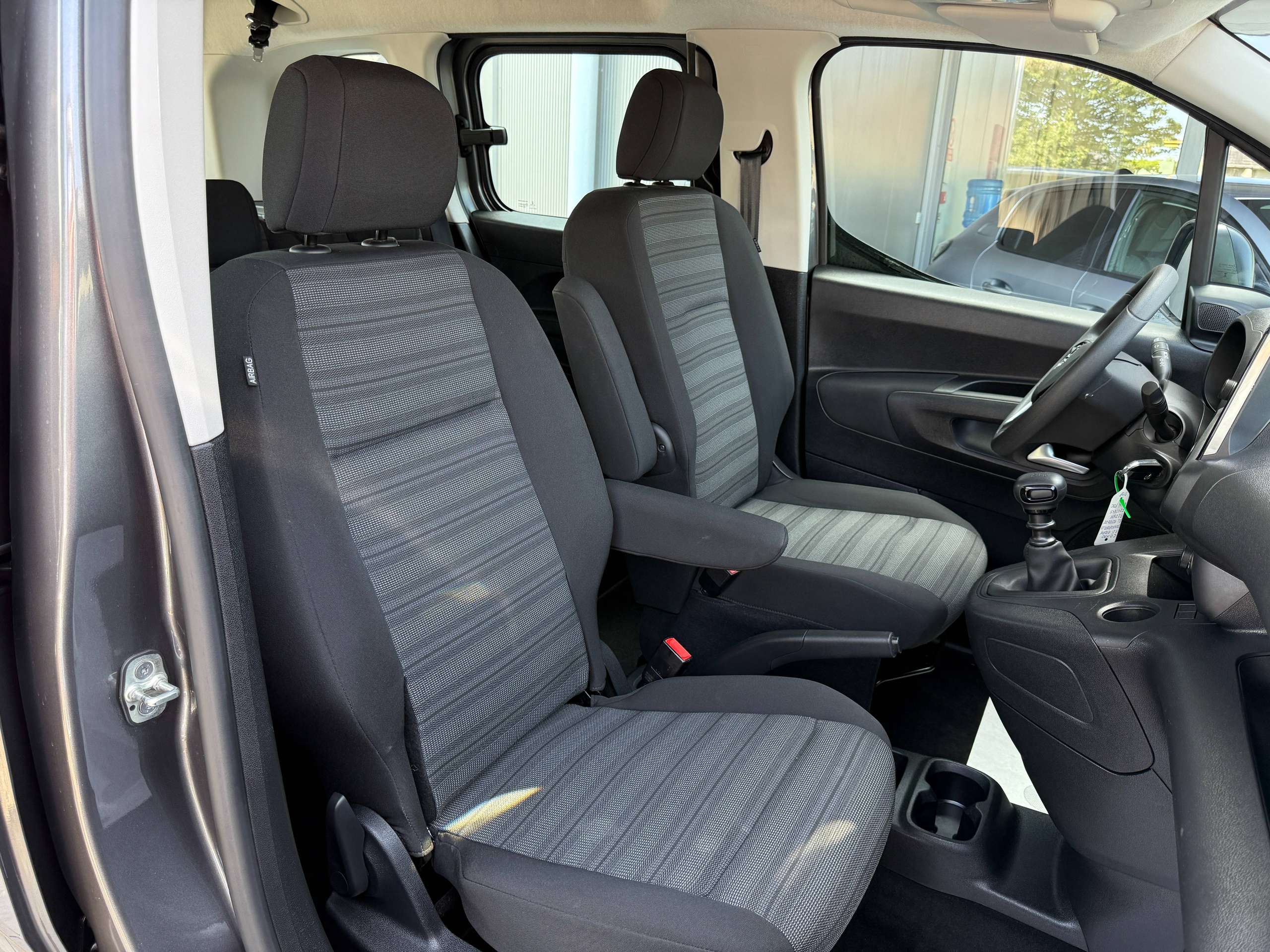 78b4767d-6155-4896-bfc5-9e6ae98dfeb530-opel-combo-life-1-2i-110pk-5-zit-navigatie-camera-carplay-pdc-dab-trekhaak-airco.jpg