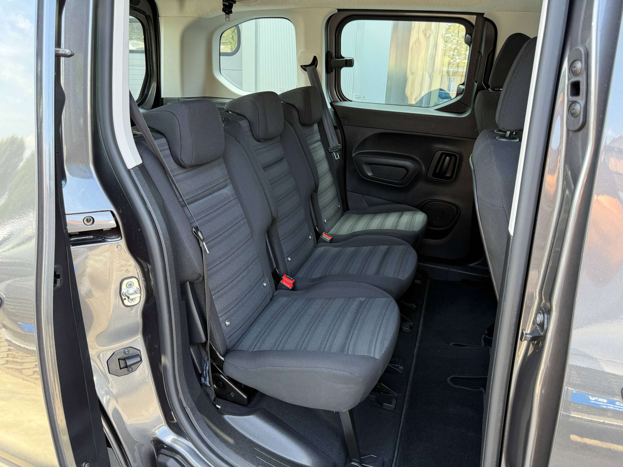 78b4767d-6155-4896-bfc5-9e6ae98dfeb531-opel-combo-life-1-2i-110pk-5-zit-navigatie-camera-carplay-pdc-dab-trekhaak-airco.jpg