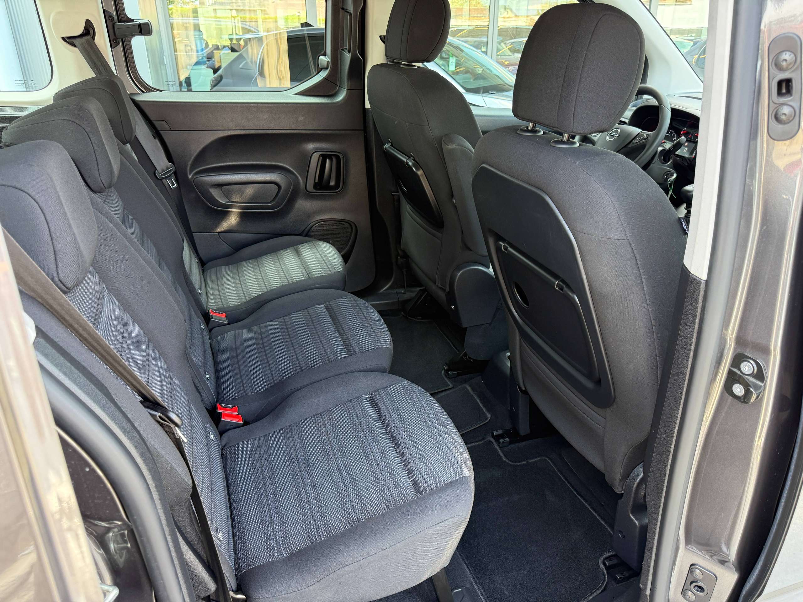78b4767d-6155-4896-bfc5-9e6ae98dfeb532-opel-combo-life-1-2i-110pk-5-zit-navigatie-camera-carplay-pdc-dab-trekhaak-airco.jpg