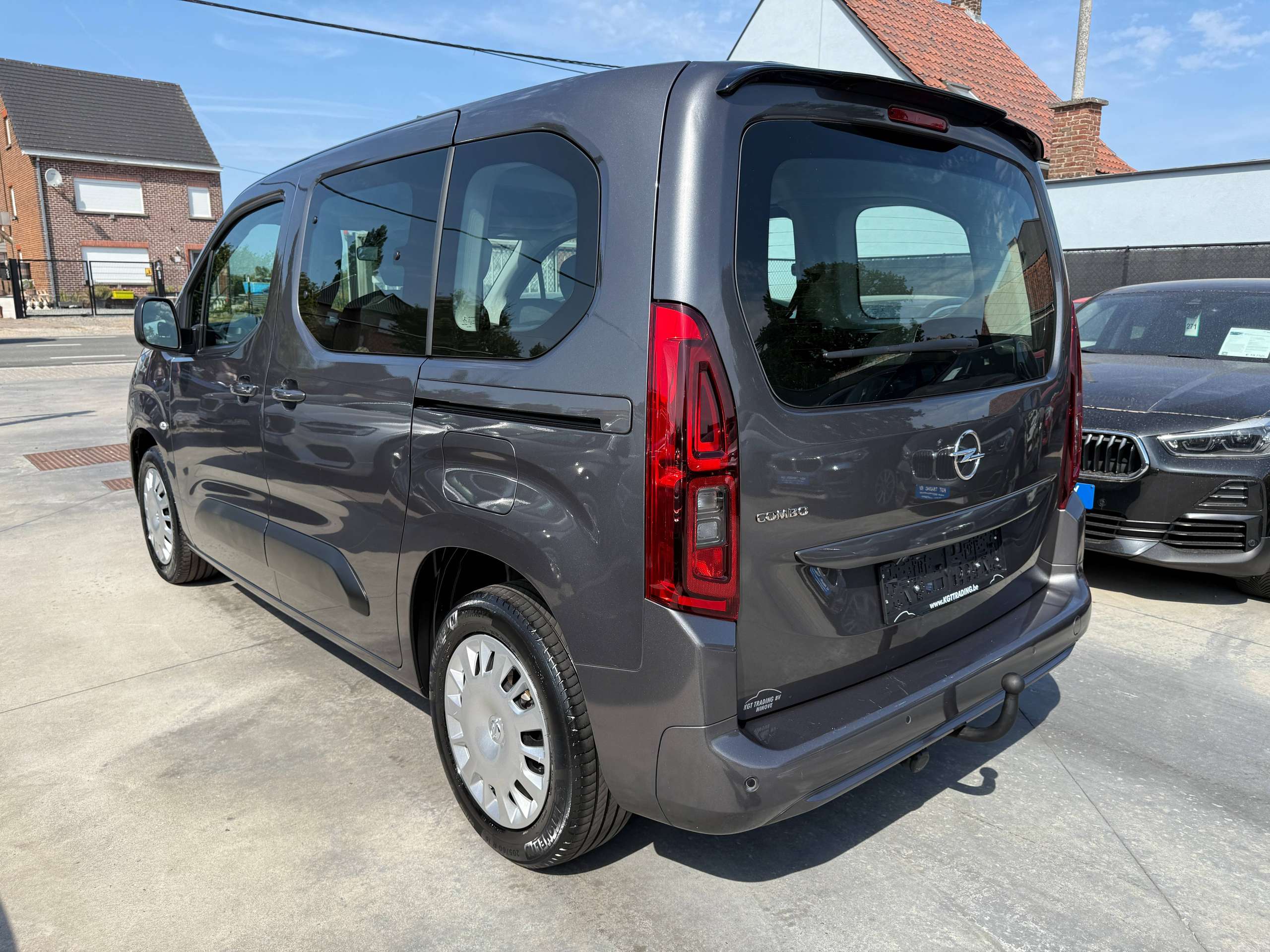 78b4767d-6155-4896-bfc5-9e6ae98dfeb57-opel-combo-life-1-2i-110pk-5-zit-navigatie-camera-carplay-pdc-dab-trekhaak-airco.jpg