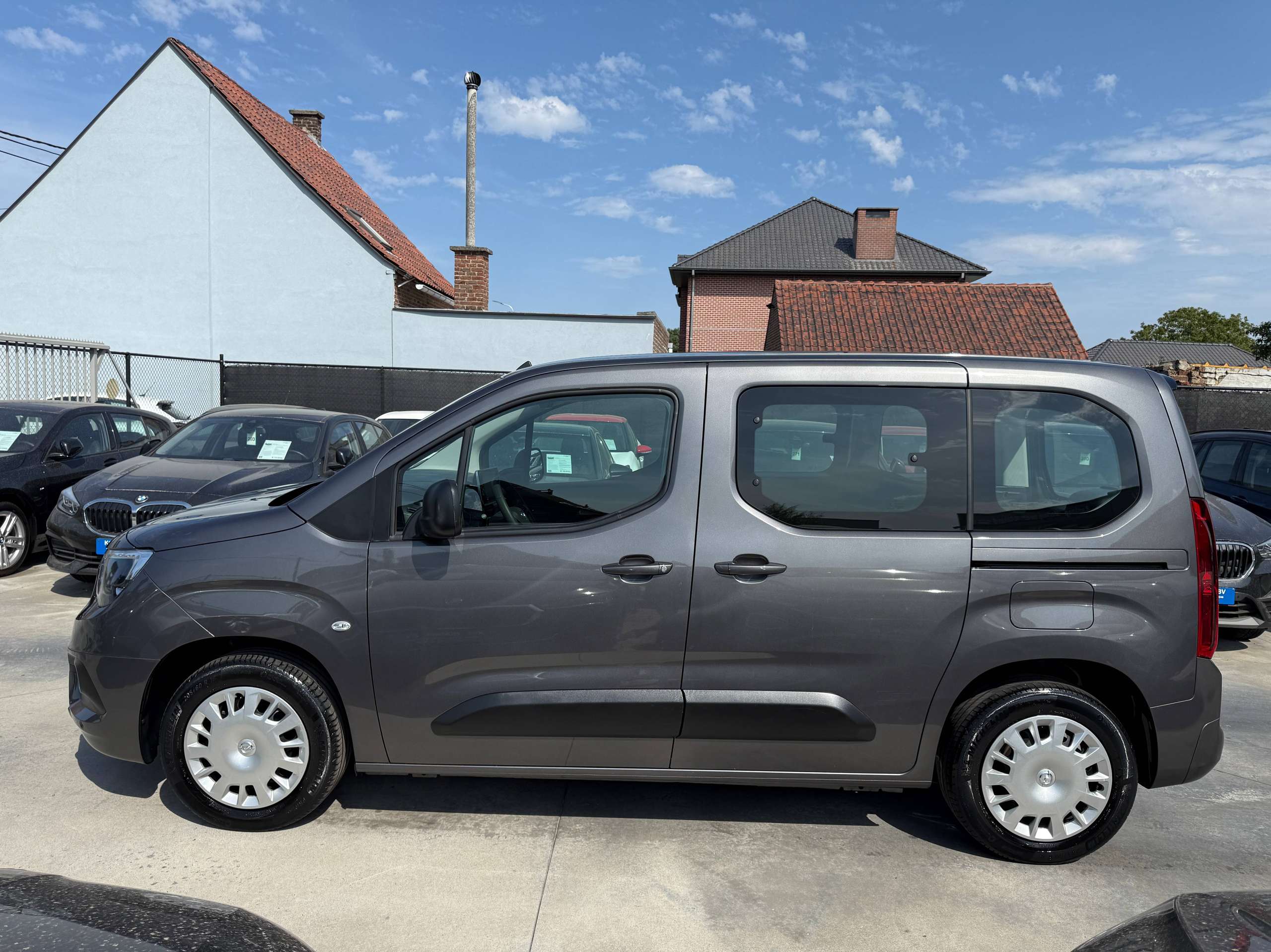 78b4767d-6155-4896-bfc5-9e6ae98dfeb58-opel-combo-life-1-2i-110pk-5-zit-navigatie-camera-carplay-pdc-dab-trekhaak-airco.jpg