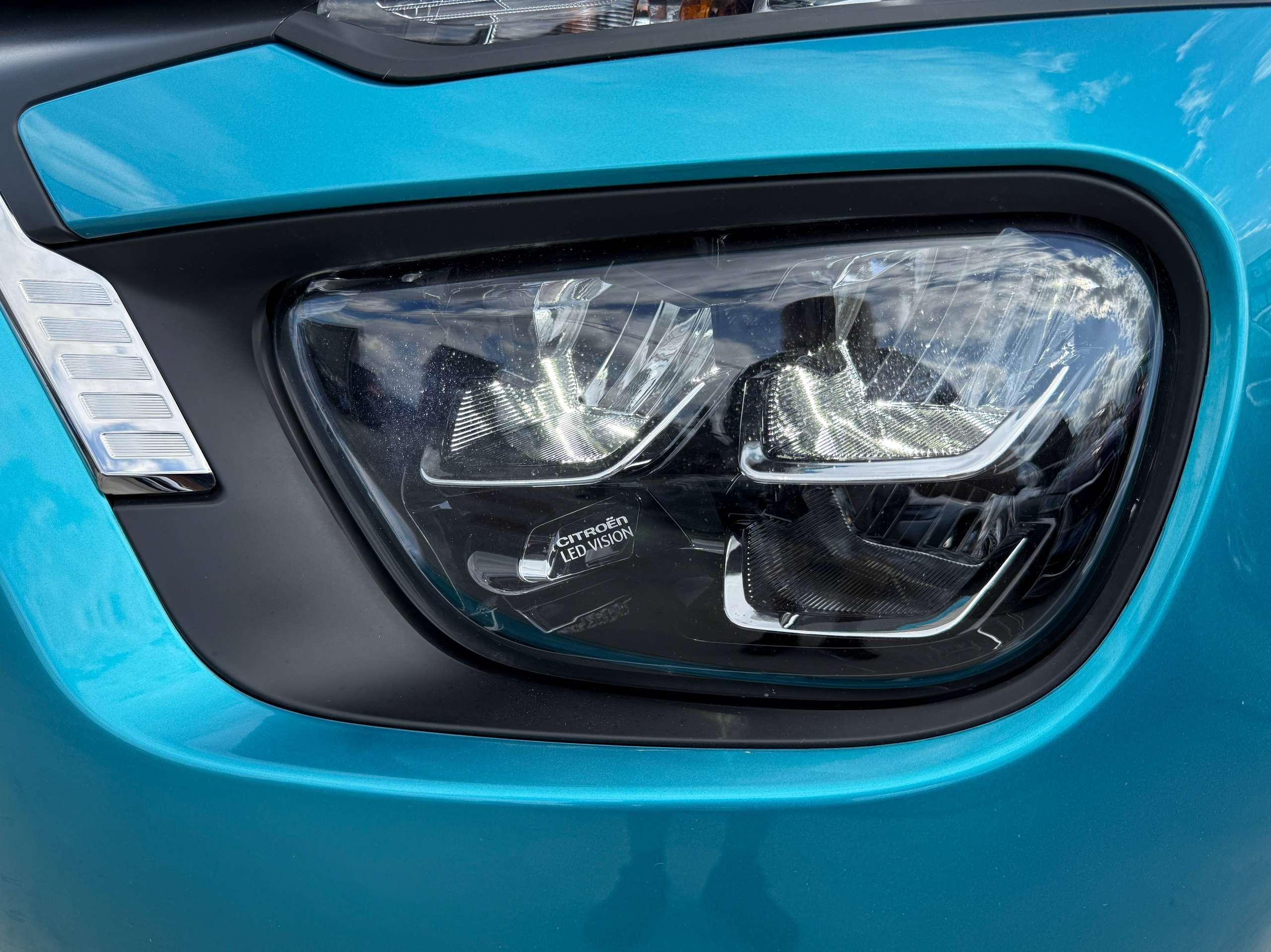 800aed50-93df-4a97-9c6e-919e78a1267410-citroen-c3-1-2i-83pk-navigatie-carplay-bluetooth-full-led-airco-pdc-lane-assist.jpg