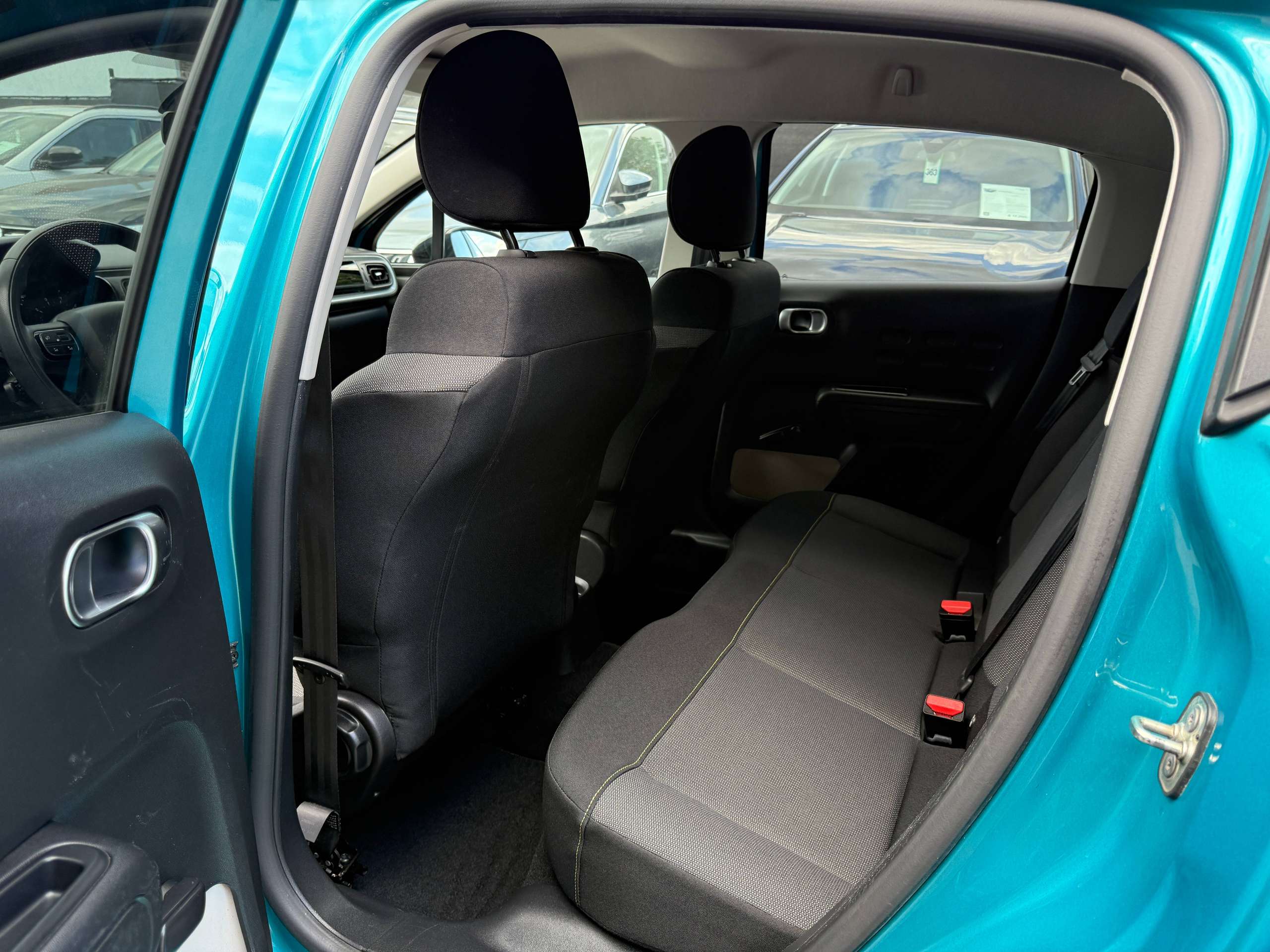800aed50-93df-4a97-9c6e-919e78a1267414-citroen-c3-1-2i-83pk-navigatie-carplay-bluetooth-full-led-airco-pdc-lane-assist.jpg