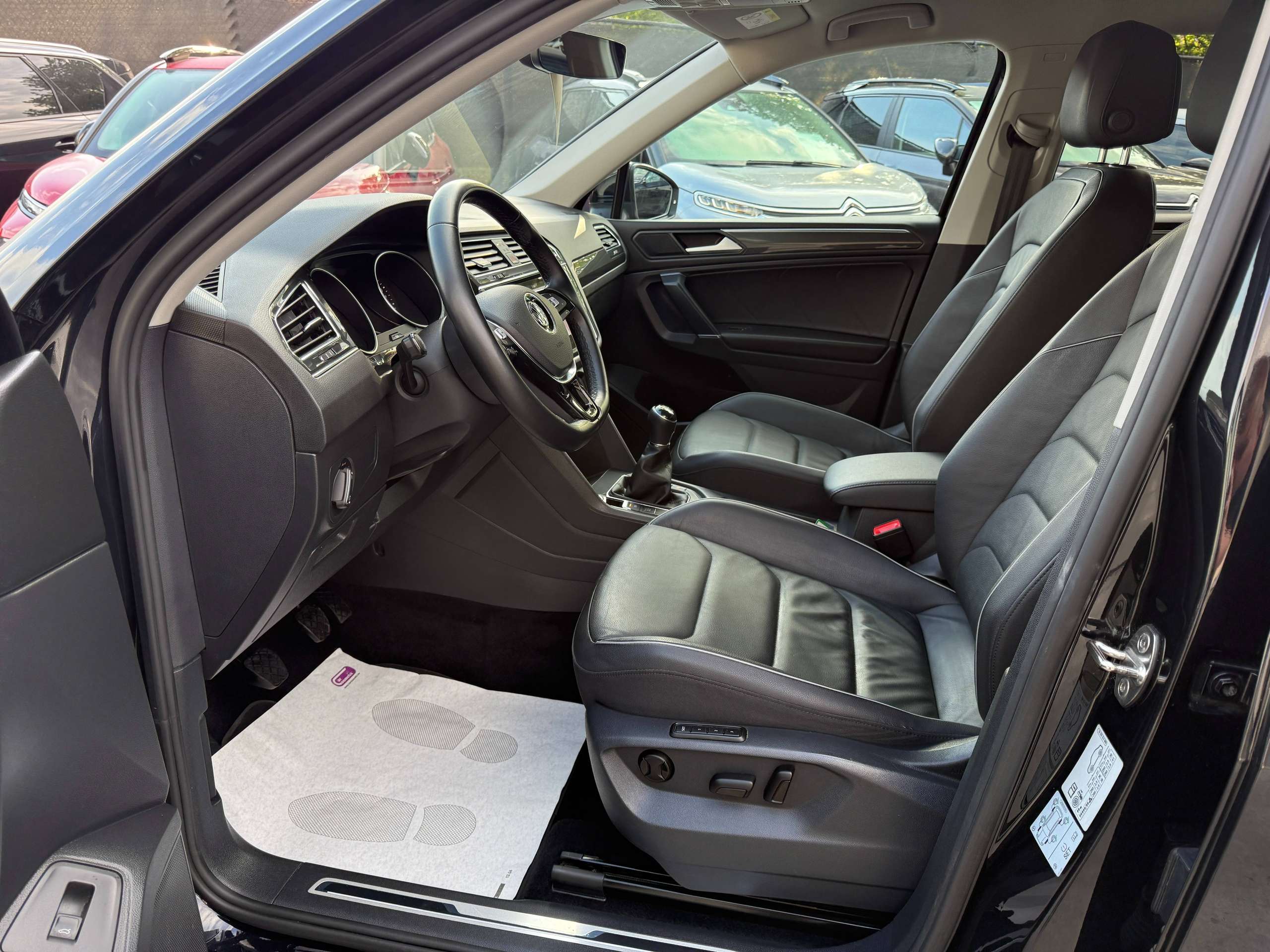 9ff25552-bbf1-49ce-8e9a-39f929fe702e11-volkswagen-tiguan-allspace-1-5-tsi-7-zetels-navigatie-zwart-leder-carplay-dab-pdc-alu.jpg