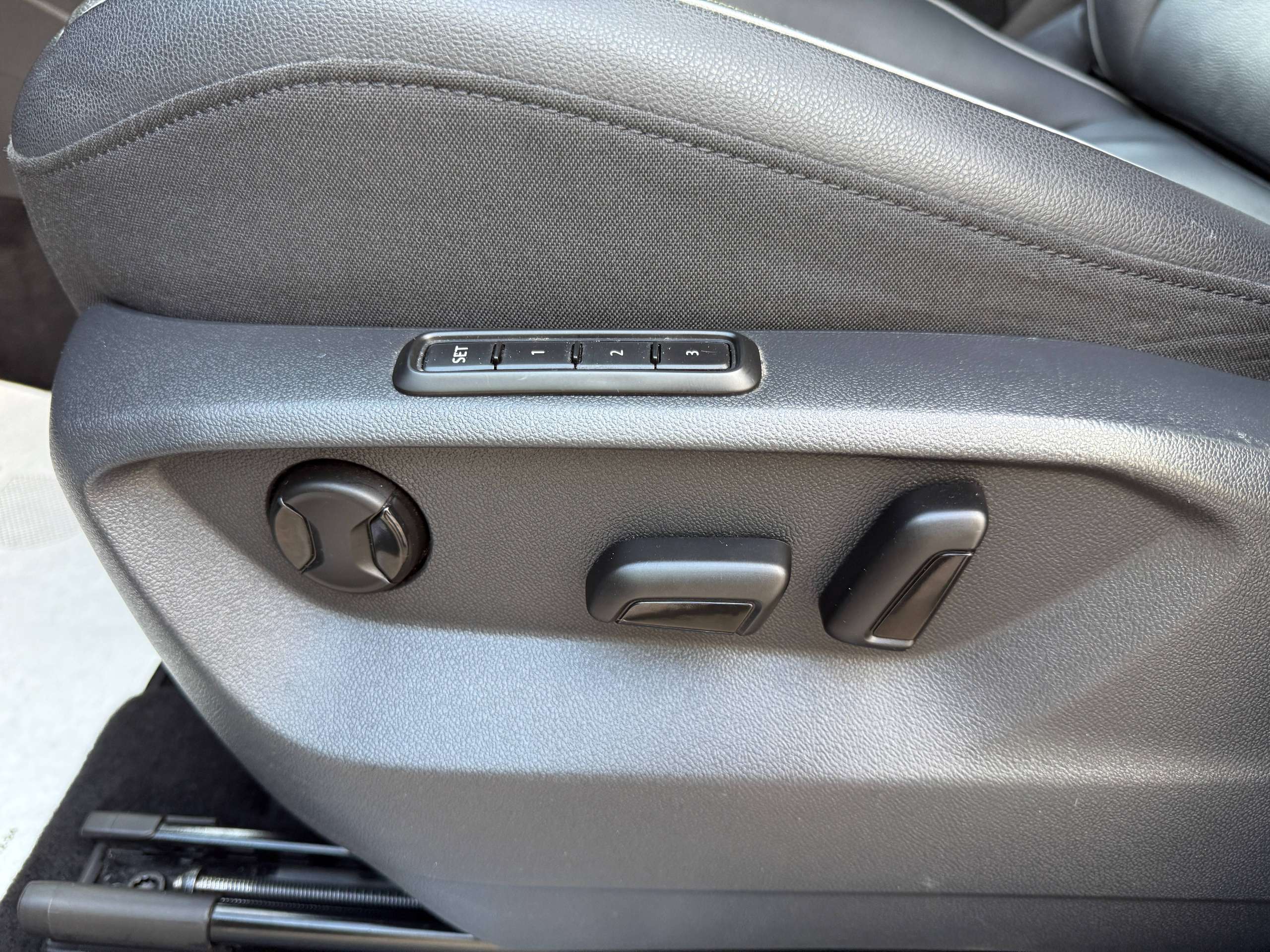 9ff25552-bbf1-49ce-8e9a-39f929fe702e13-volkswagen-tiguan-allspace-1-5-tsi-7-zetels-navigatie-zwart-leder-carplay-dab-pdc-alu.jpg