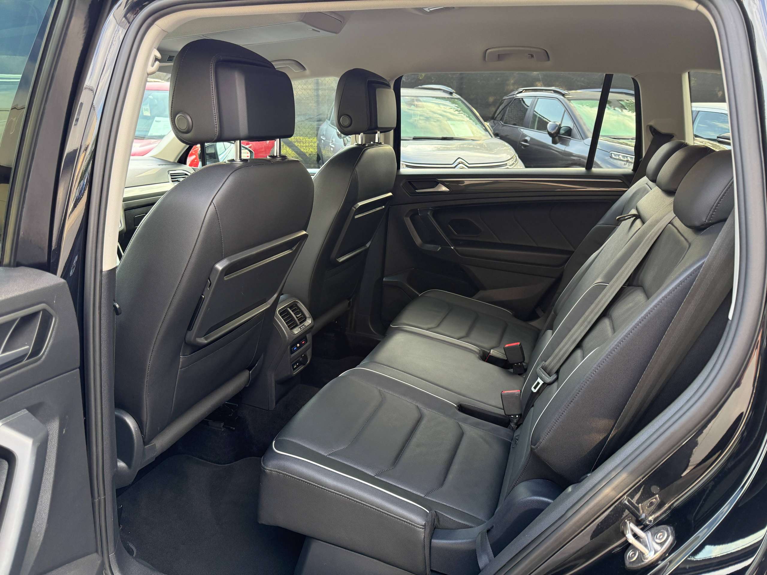 9ff25552-bbf1-49ce-8e9a-39f929fe702e14-volkswagen-tiguan-allspace-1-5-tsi-7-zetels-navigatie-zwart-leder-carplay-dab-pdc-alu.jpg