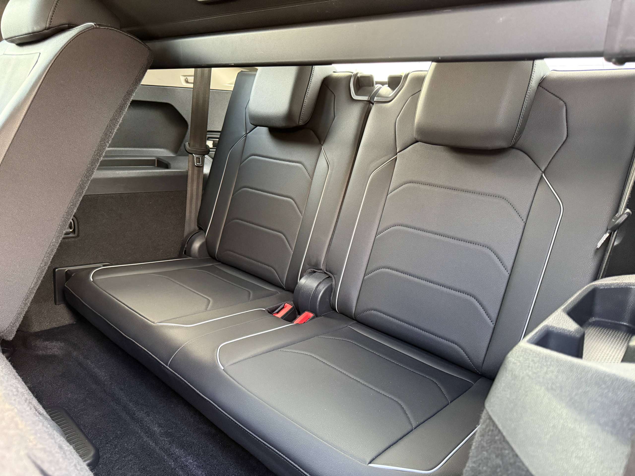 9ff25552-bbf1-49ce-8e9a-39f929fe702e15-volkswagen-tiguan-allspace-1-5-tsi-7-zetels-navigatie-zwart-leder-carplay-dab-pdc-alu.jpg