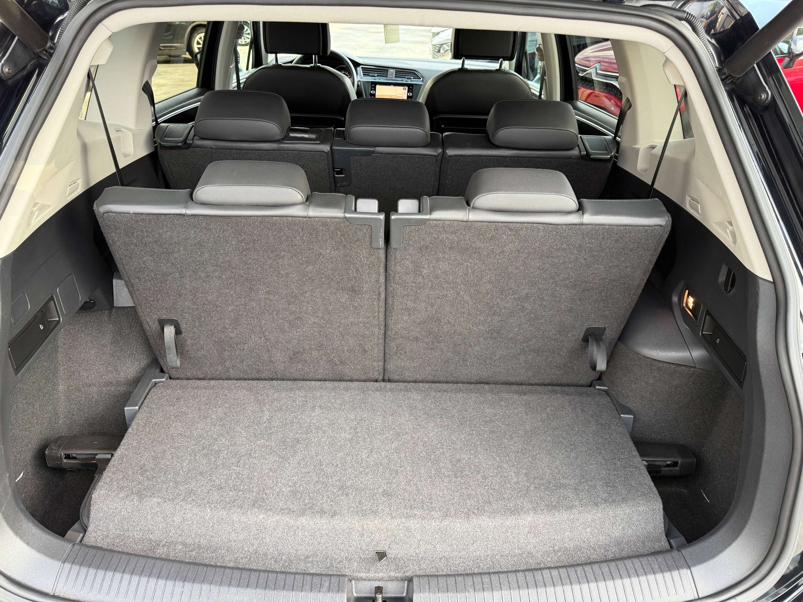 9ff25552-bbf1-49ce-8e9a-39f929fe702e16-volkswagen-tiguan-allspace-1-5-tsi-7-zetels-navigatie-zwart-leder-carplay-dab-pdc-alu.jpg