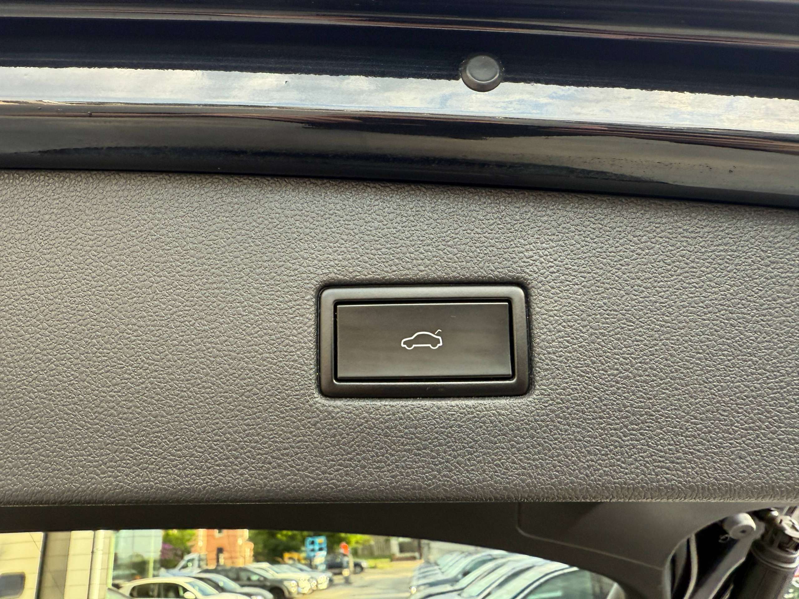 9ff25552-bbf1-49ce-8e9a-39f929fe702e17-volkswagen-tiguan-allspace-1-5-tsi-7-zetels-navigatie-zwart-leder-carplay-dab-pdc-alu.jpg