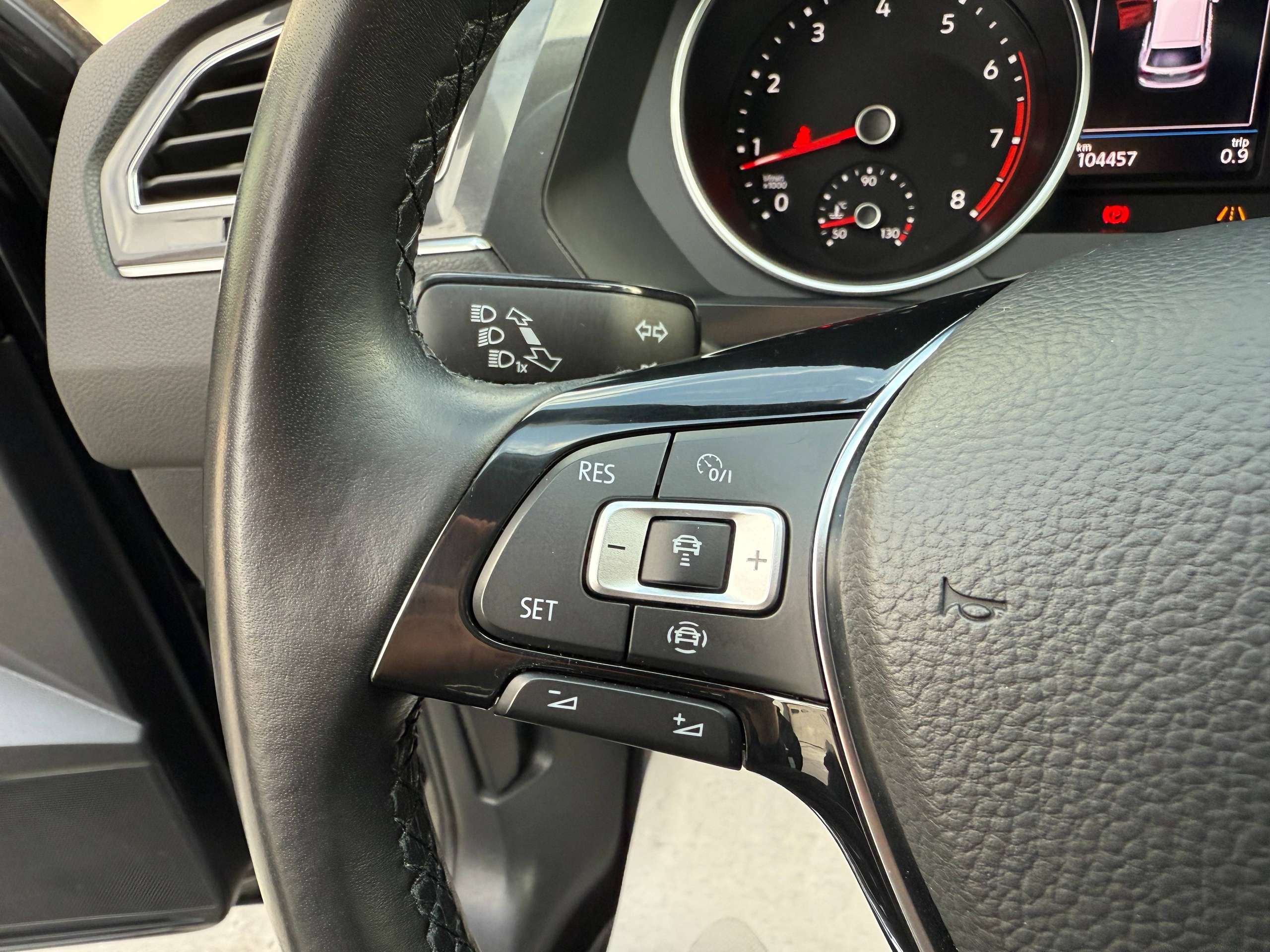 9ff25552-bbf1-49ce-8e9a-39f929fe702e18-volkswagen-tiguan-allspace-1-5-tsi-7-zetels-navigatie-zwart-leder-carplay-dab-pdc-alu.jpg