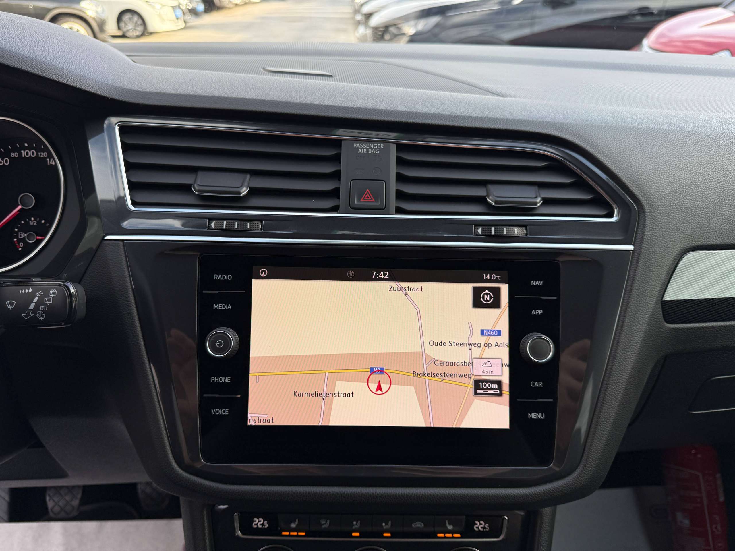 9ff25552-bbf1-49ce-8e9a-39f929fe702e20-volkswagen-tiguan-allspace-1-5-tsi-7-zetels-navigatie-zwart-leder-carplay-dab-pdc-alu.jpg