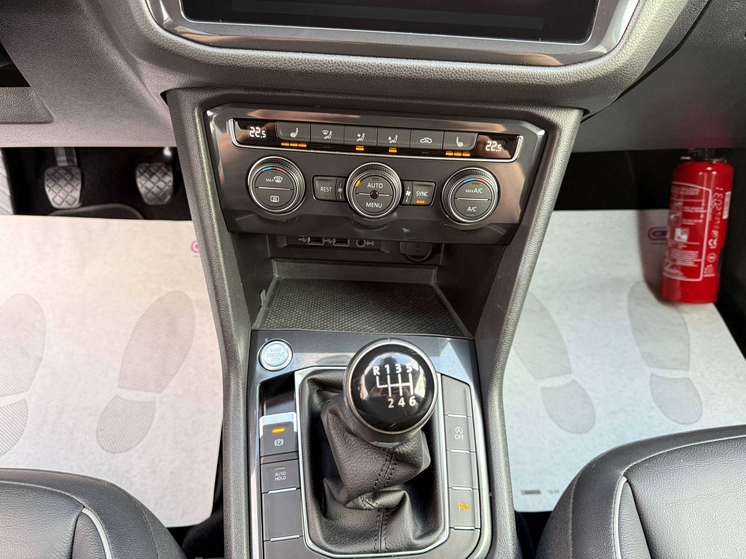 9ff25552-bbf1-49ce-8e9a-39f929fe702e21-volkswagen-tiguan-allspace-1-5-tsi-7-zetels-navigatie-zwart-leder-carplay-dab-pdc-alu.jpg