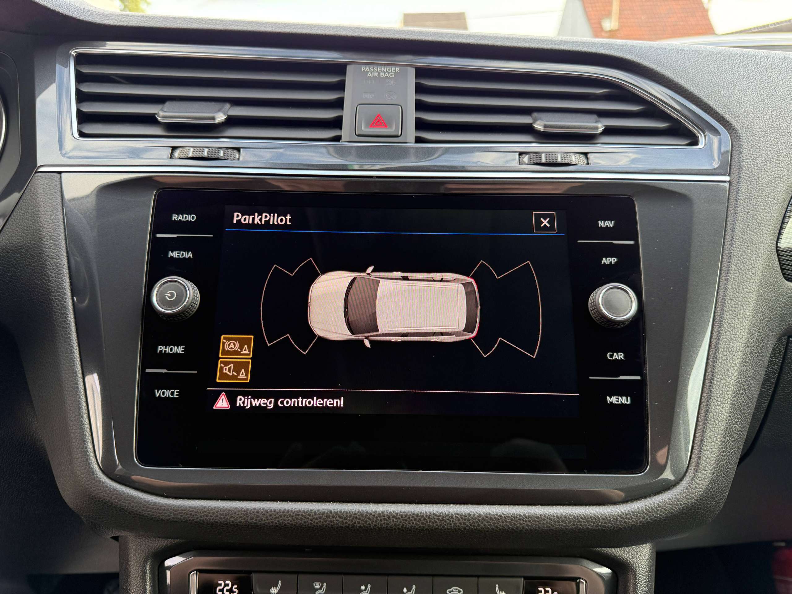 9ff25552-bbf1-49ce-8e9a-39f929fe702e22-volkswagen-tiguan-allspace-1-5-tsi-7-zetels-navigatie-zwart-leder-carplay-dab-pdc-alu.jpg