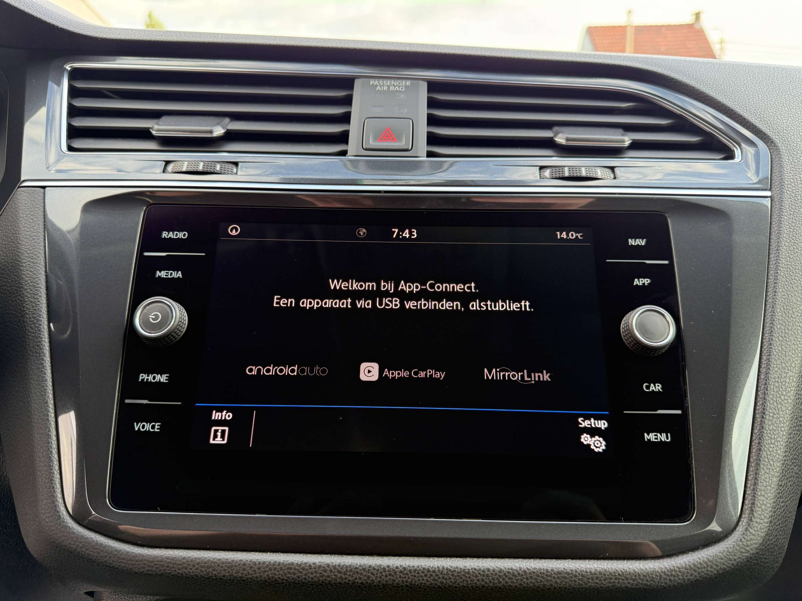 9ff25552-bbf1-49ce-8e9a-39f929fe702e24-volkswagen-tiguan-allspace-1-5-tsi-7-zetels-navigatie-zwart-leder-carplay-dab-pdc-alu.jpg