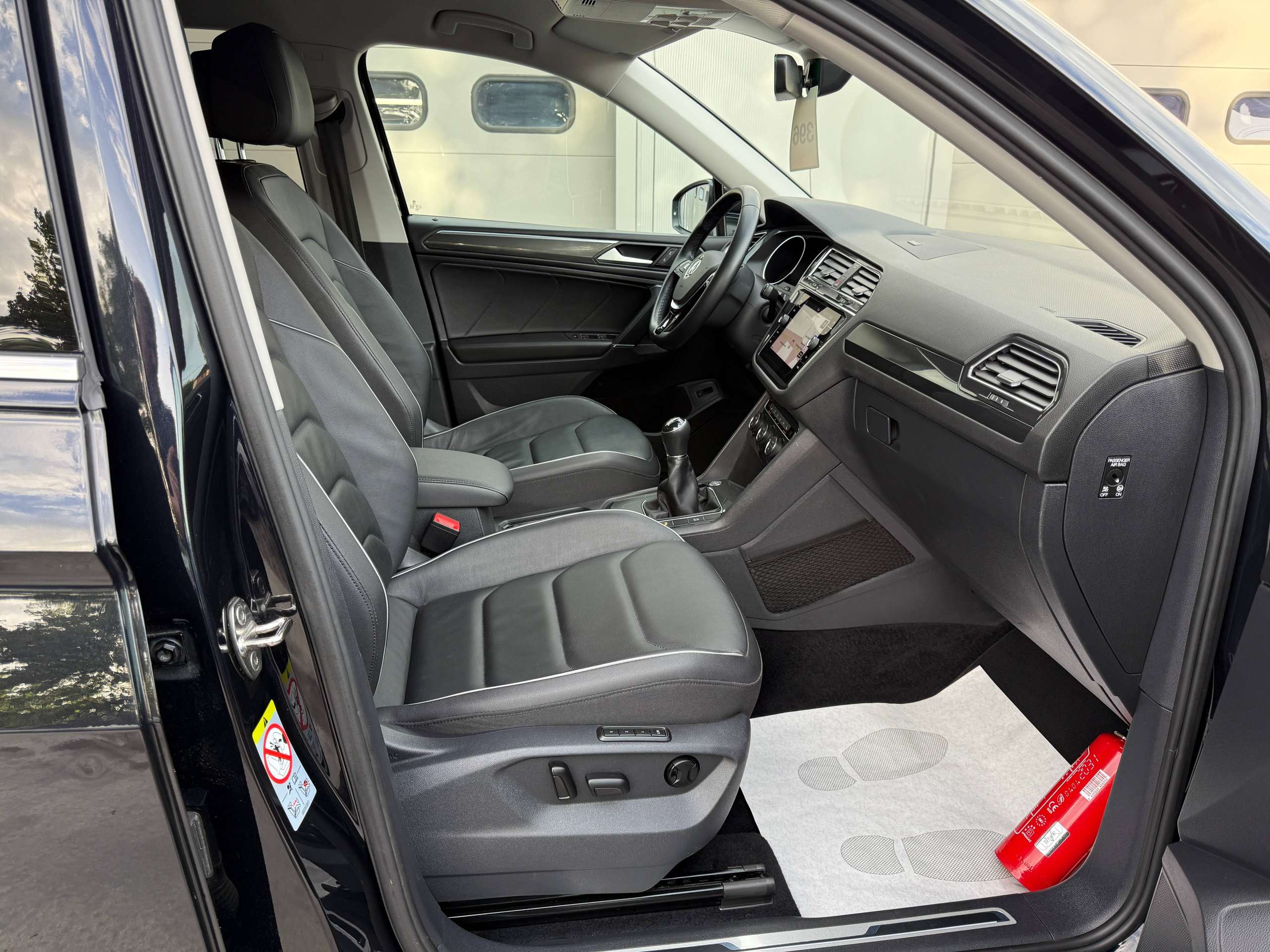 9ff25552-bbf1-49ce-8e9a-39f929fe702e27-volkswagen-tiguan-allspace-1-5-tsi-7-zetels-navigatie-zwart-leder-carplay-dab-pdc-alu.jpg