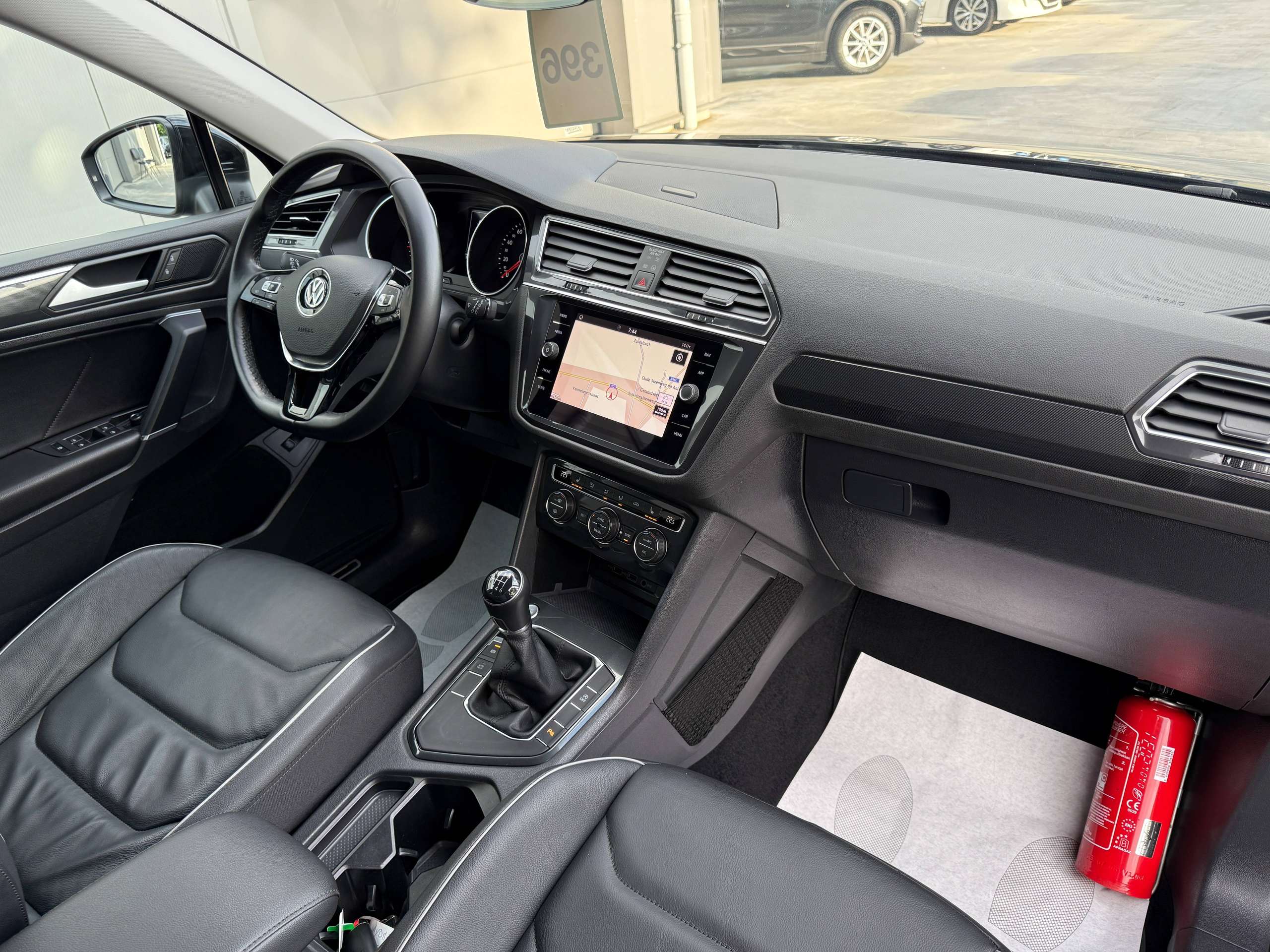 9ff25552-bbf1-49ce-8e9a-39f929fe702e28-volkswagen-tiguan-allspace-1-5-tsi-7-zetels-navigatie-zwart-leder-carplay-dab-pdc-alu.jpg