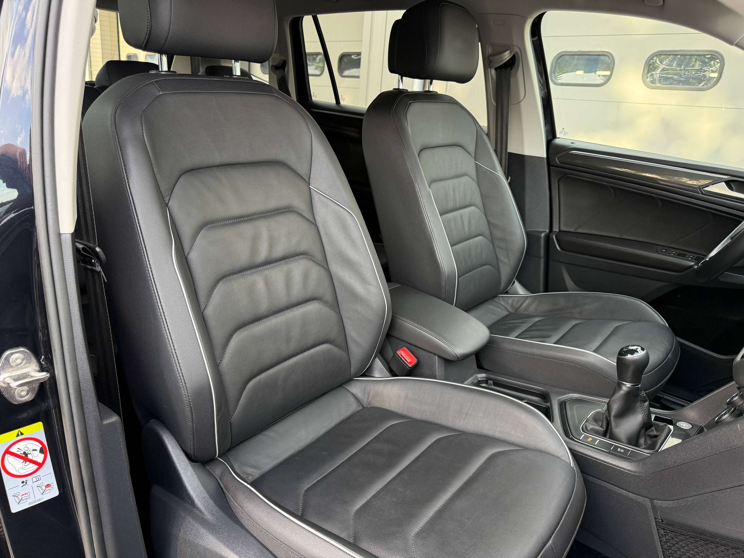 9ff25552-bbf1-49ce-8e9a-39f929fe702e29-volkswagen-tiguan-allspace-1-5-tsi-7-zetels-navigatie-zwart-leder-carplay-dab-pdc-alu.jpg